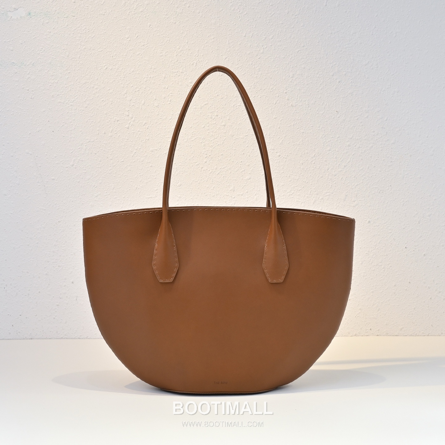 The Row Alger Calfskin Tote Bag with Curved Body and Long Handle Detail 더로우 알제르 카프스킨 커브드 바디 롱핸들 토트백 43cm 1