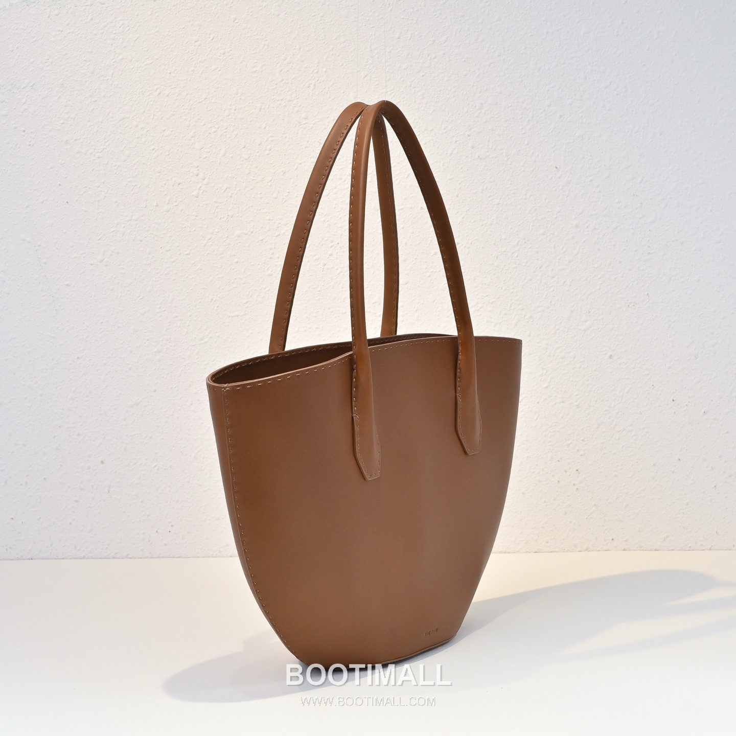 The Row Alger Calfskin Tote Bag with Curved Body and Long Handle Detail 더로우 알제르 카프스킨 커브드 바디 롱핸들 토트백 43cm 2