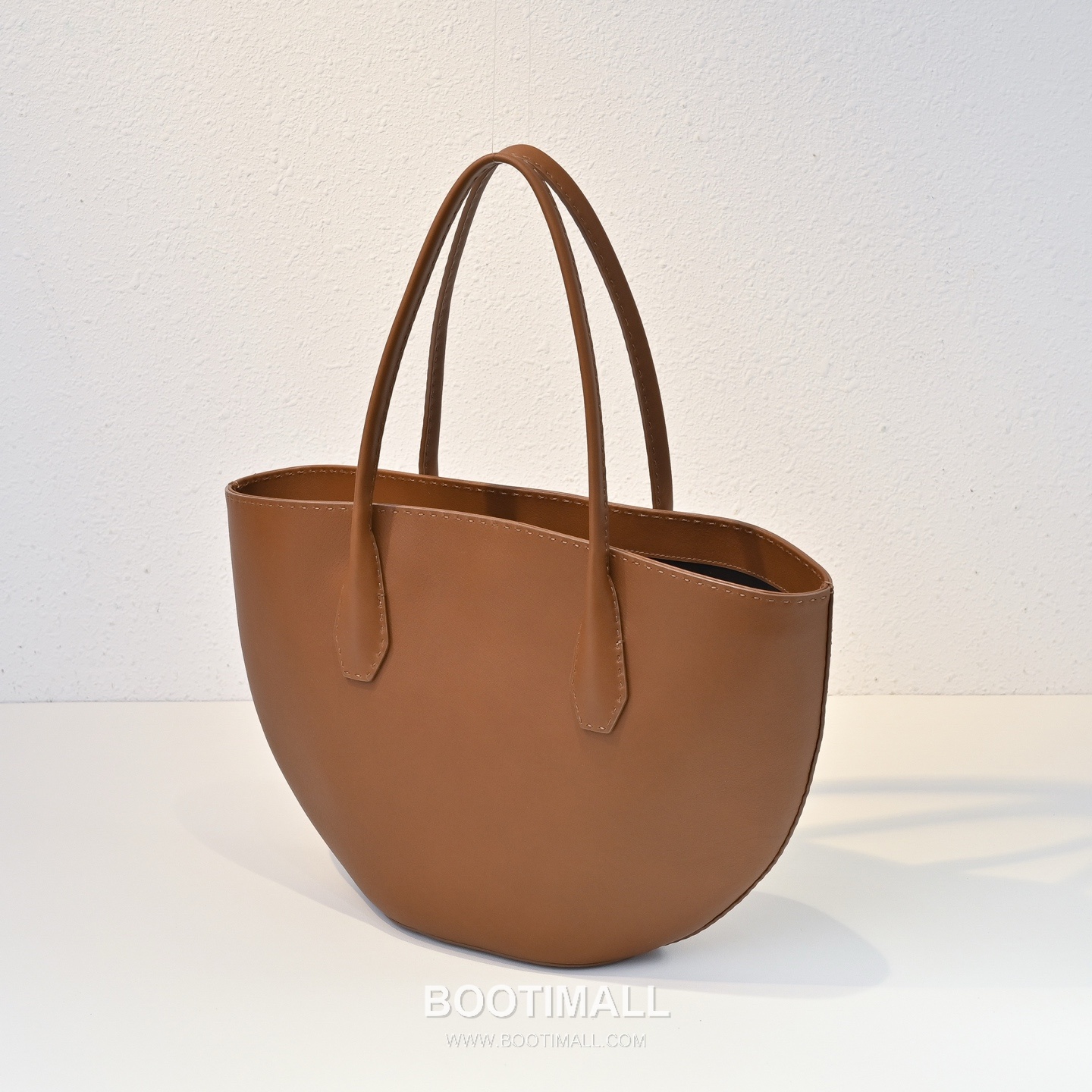 The Row Alger Calfskin Tote Bag with Curved Body and Long Handle Detail 더로우 알제르 카프스킨 커브드 바디 롱핸들 토트백 43cm 3