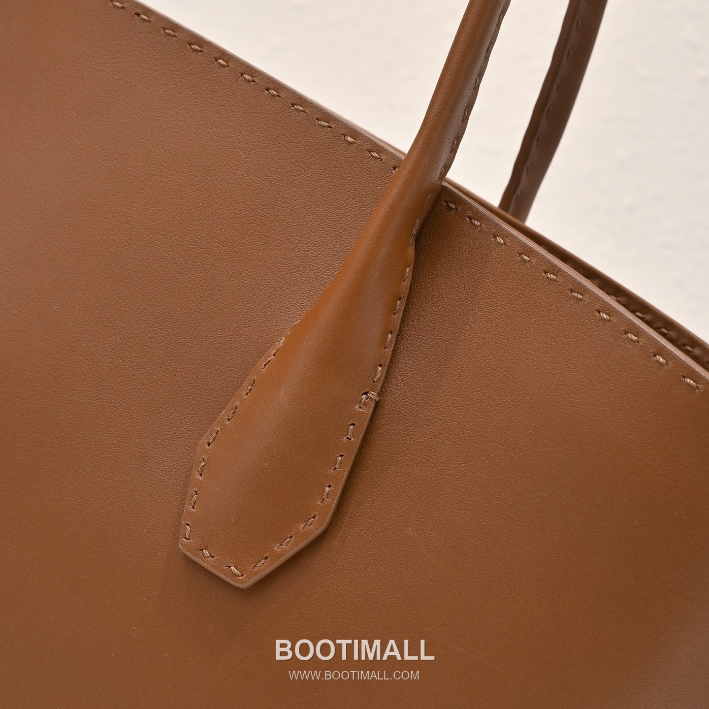 The Row Alger Calfskin Tote Bag with Curved Body and Long Handle Detail 더로우 알제르 카프스킨 커브드 바디 롱핸들 토트백 43cm 4