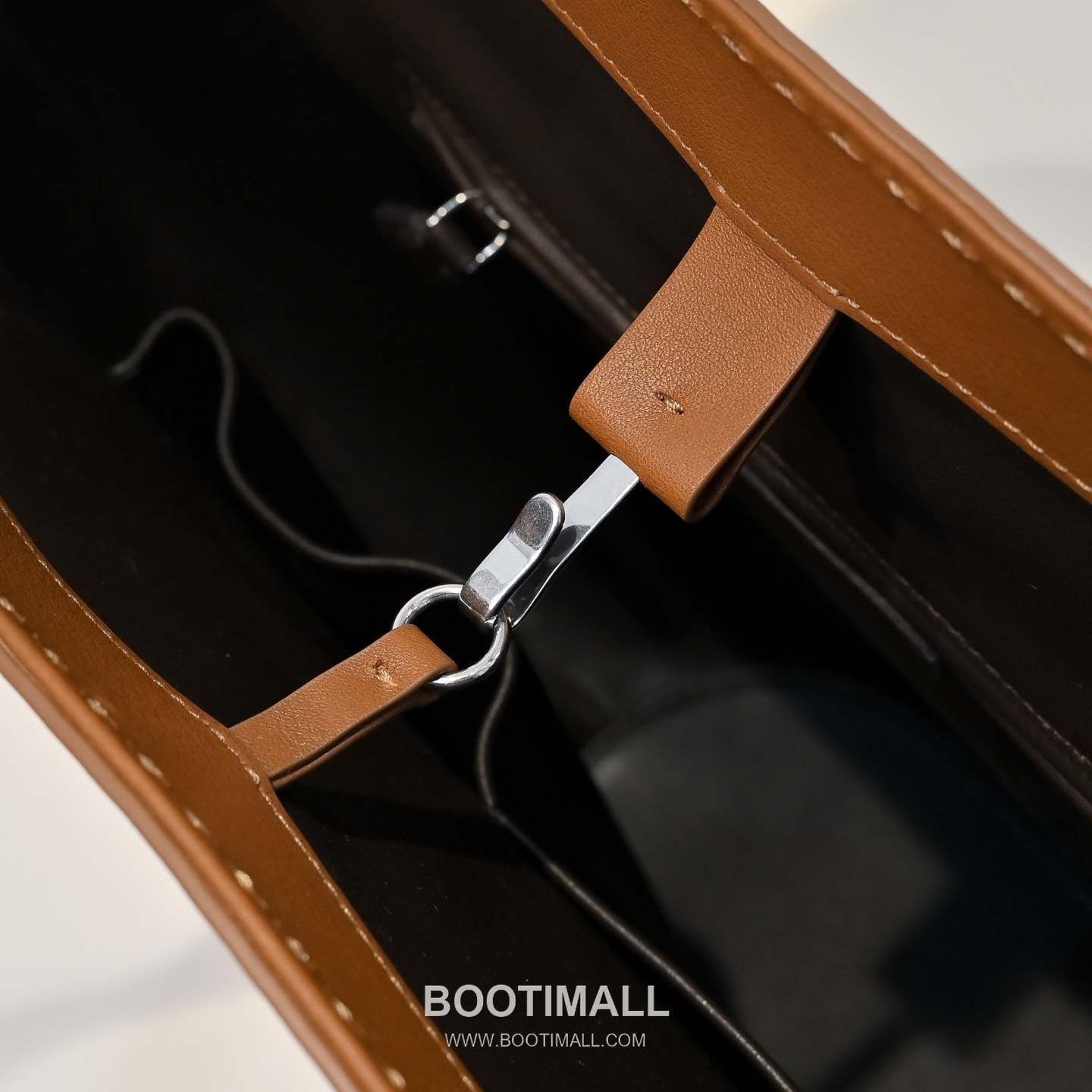 The Row Alger Calfskin Tote Bag with Curved Body and Long Handle Detail 더로우 알제르 카프스킨 커브드 바디 롱핸들 토트백 43cm 6