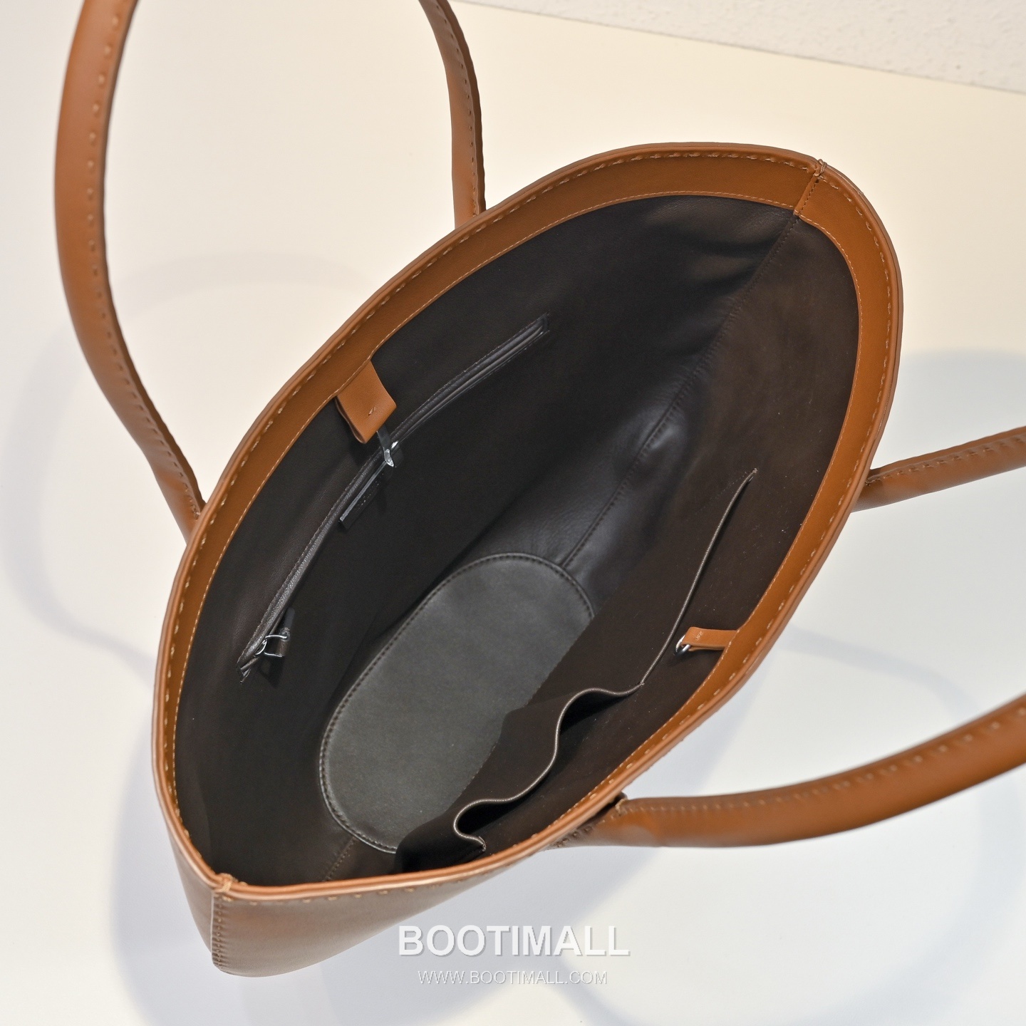 The Row Alger Calfskin Tote Bag with Curved Body and Long Handle Detail 더로우 알제르 카프스킨 커브드 바디 롱핸들 토트백 43cm 8