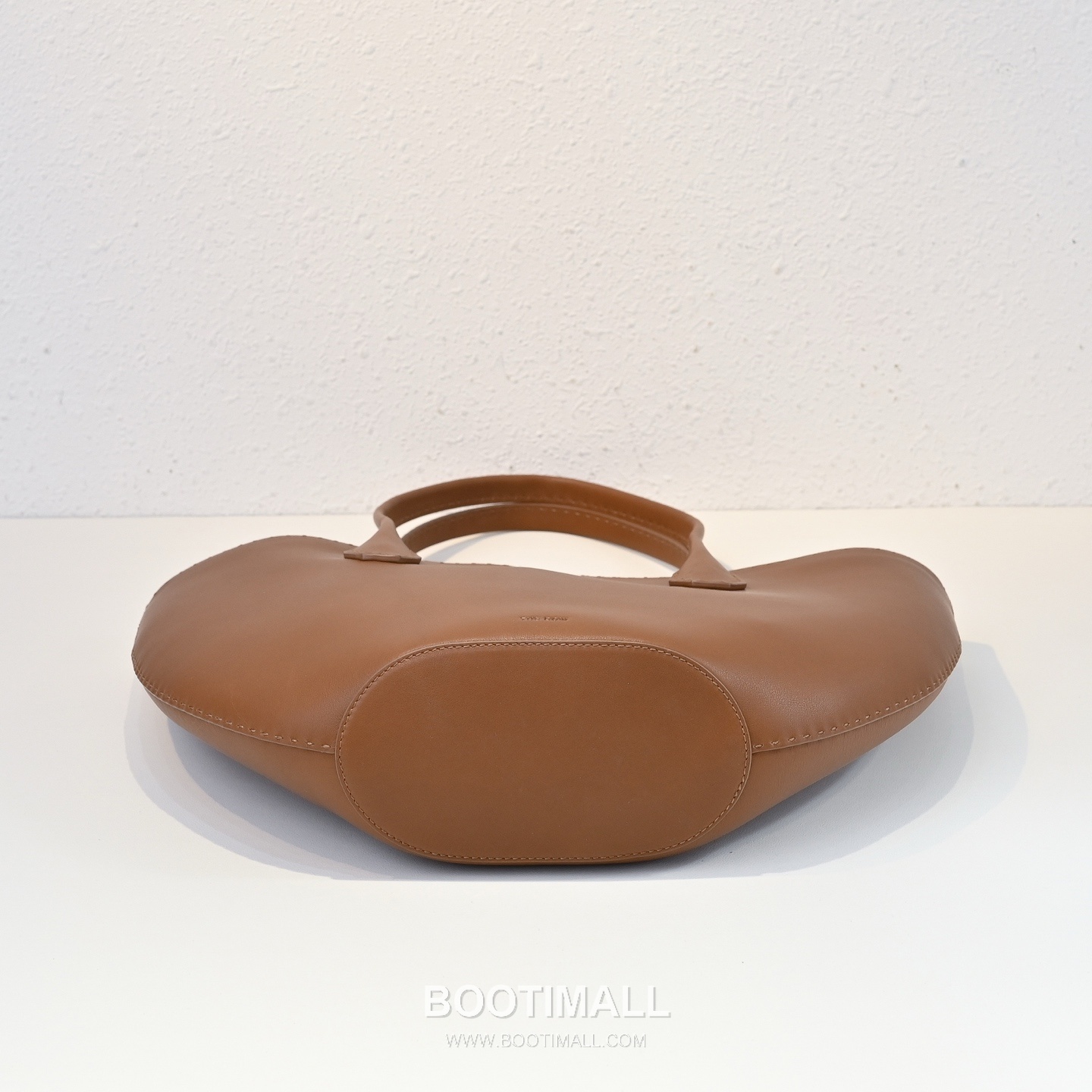 The Row Alger Calfskin Tote Bag with Curved Body and Long Handle Detail 더로우 알제르 카프스킨 커브드 바디 롱핸들 토트백 43cm 9