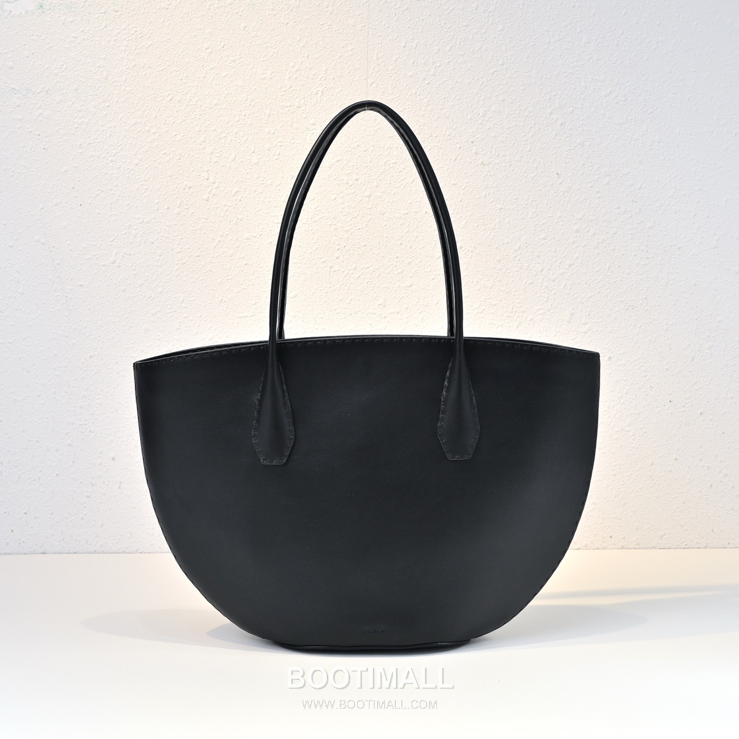 The Row Alger Calfskin Tote Bag with Curved Body and Long Handle Detail 더로우 알제르 카프스킨 커브드 바디 롱핸들 토트백 43cm 1