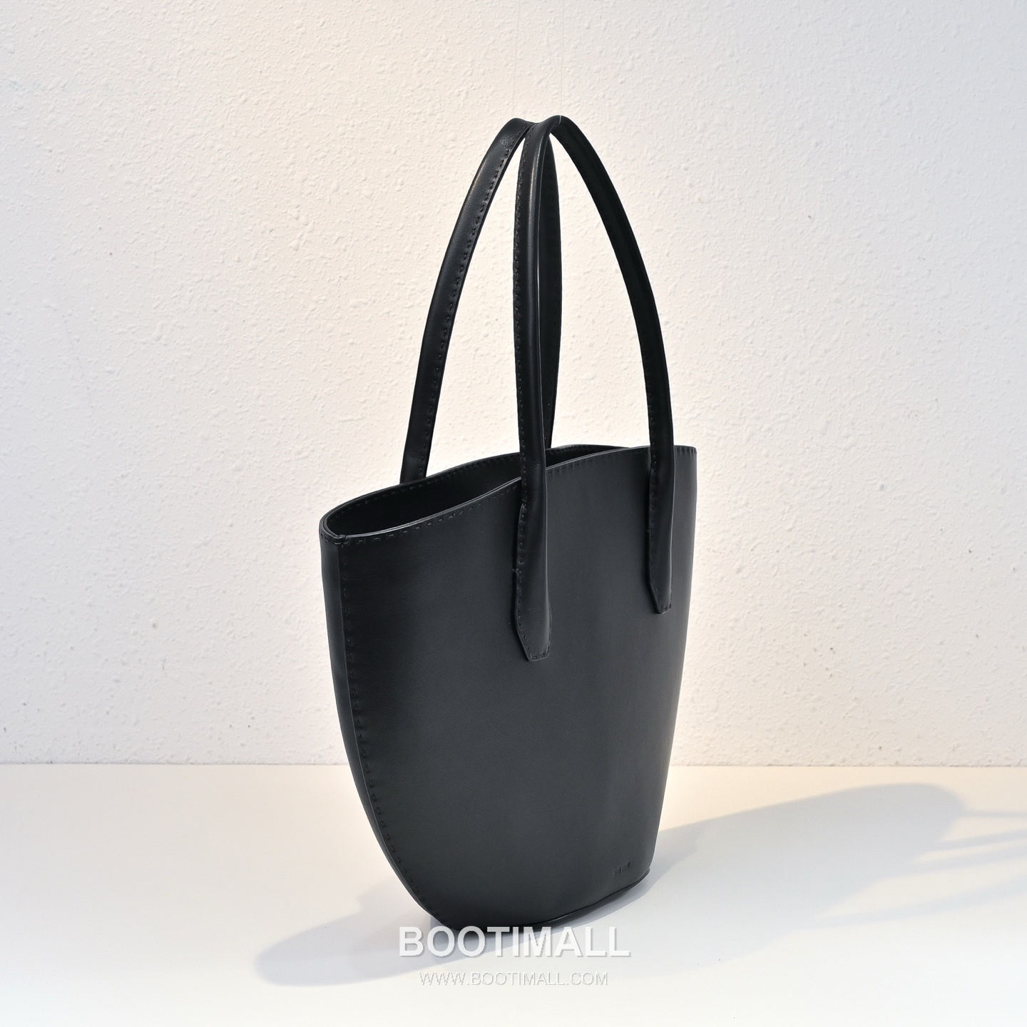 The Row Alger Calfskin Tote Bag with Curved Body and Long Handle Detail 더로우 알제르 카프스킨 커브드 바디 롱핸들 토트백 43cm 2