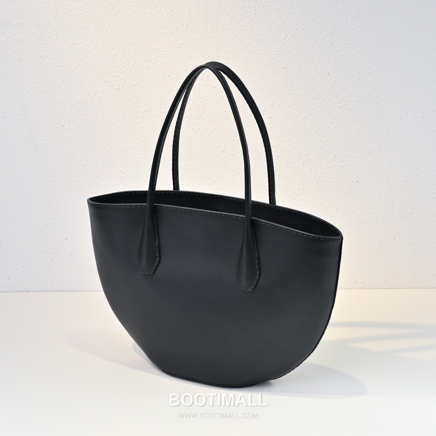 The Row Alger Calfskin Tote Bag with Curved Body and Long Handle Detail 더로우 알제르 카프스킨 커브드 바디 롱핸들 토트백 43cm 3