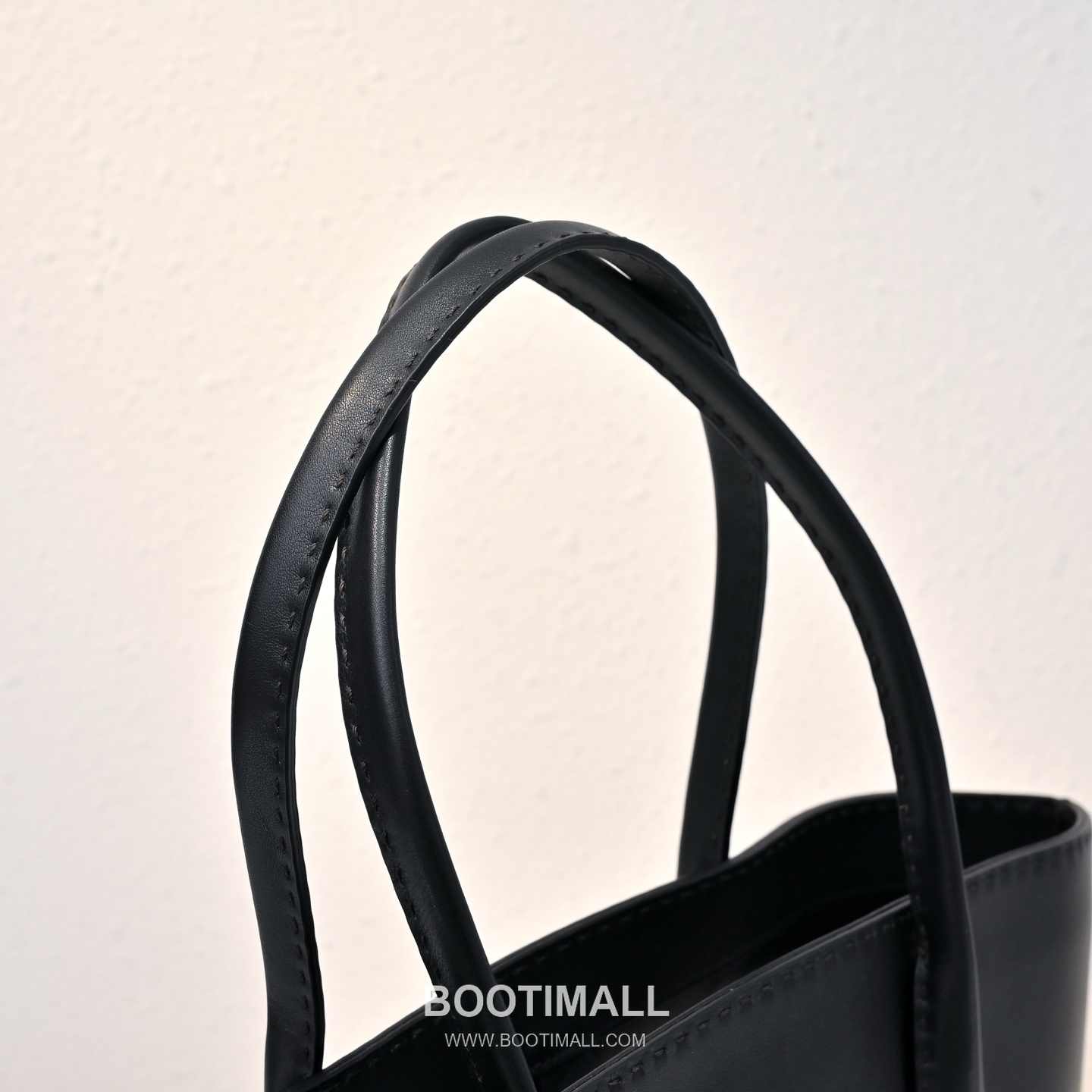 The Row Alger Calfskin Tote Bag with Curved Body and Long Handle Detail 더로우 알제르 카프스킨 커브드 바디 롱핸들 토트백 43cm 4