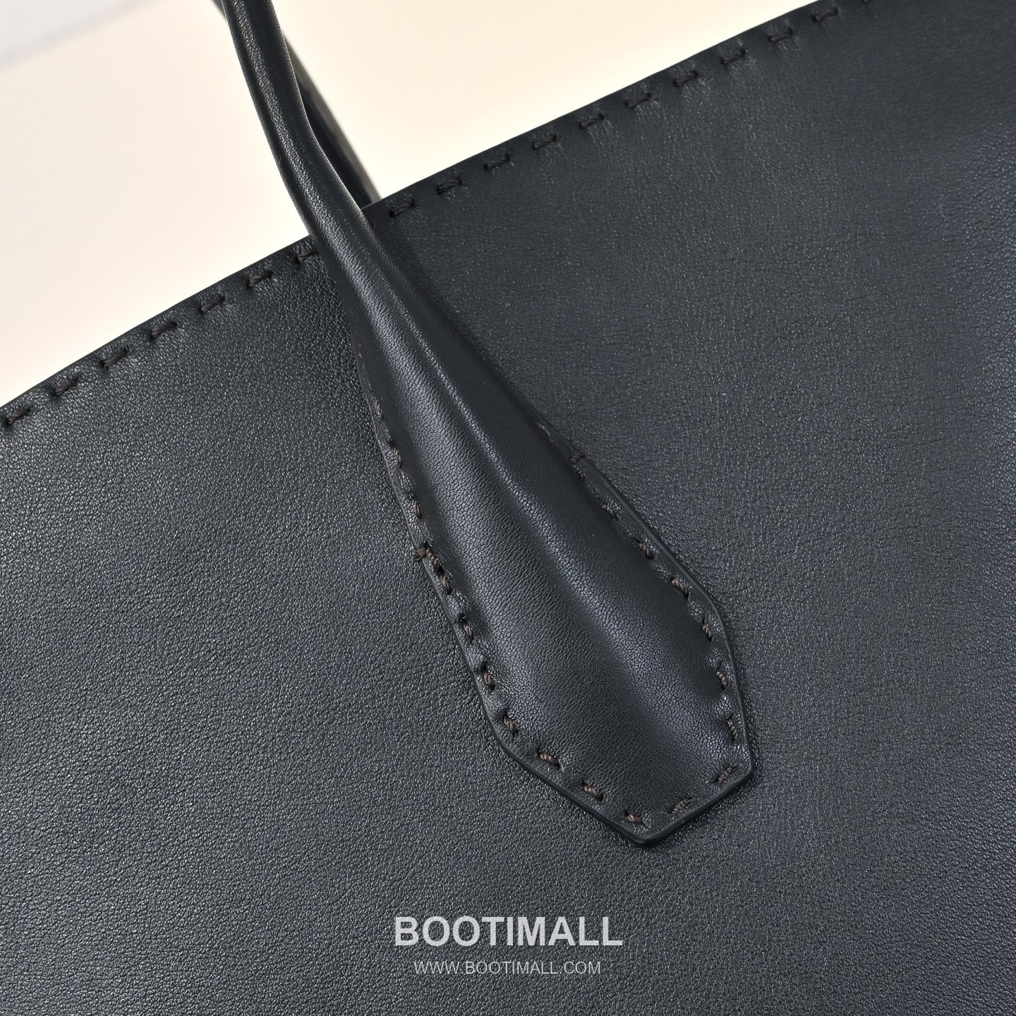 The Row Alger Calfskin Tote Bag with Curved Body and Long Handle Detail 더로우 알제르 카프스킨 커브드 바디 롱핸들 토트백 43cm 5