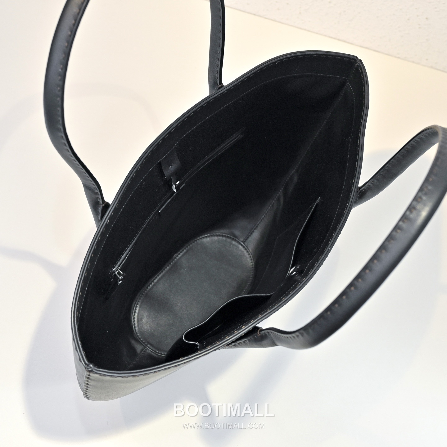 The Row Alger Calfskin Tote Bag with Curved Body and Long Handle Detail 더로우 알제르 카프스킨 커브드 바디 롱핸들 토트백 43cm 7