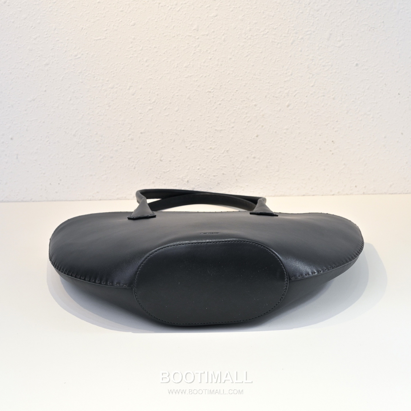 The Row Alger Calfskin Tote Bag with Curved Body and Long Handle Detail 더로우 알제르 카프스킨 커브드 바디 롱핸들 토트백 43cm 9