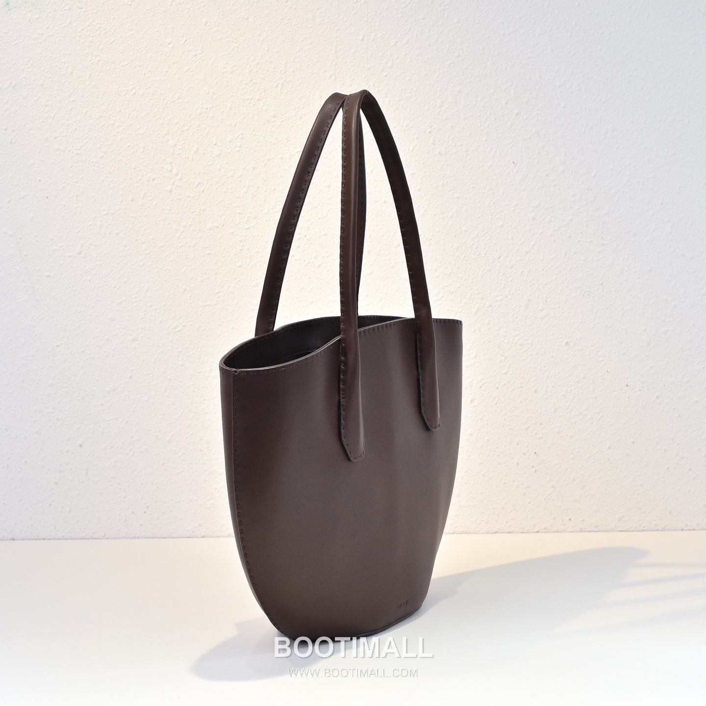 The Row Alger Calfskin Tote Bag with Curved Body and Long Handle Detail 더로우 알제르 카프스킨 커브드 바디 롱핸들 토트백 43cm 2