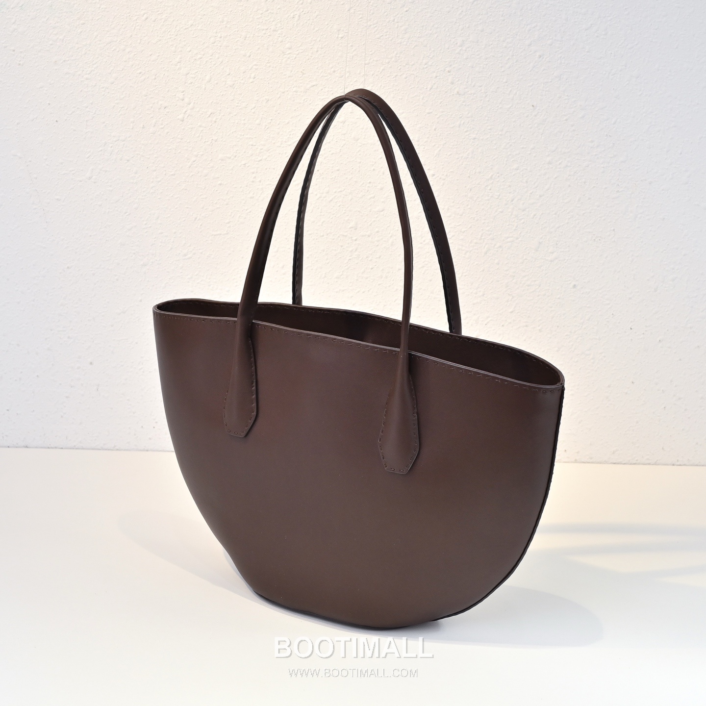 The Row Alger Calfskin Tote Bag with Curved Body and Long Handle Detail 더로우 알제르 카프스킨 커브드 바디 롱핸들 토트백 43cm 3