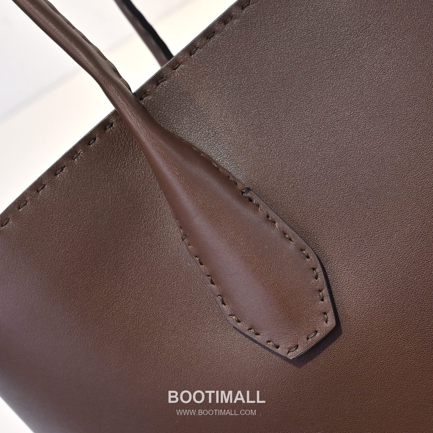 The Row Alger Calfskin Tote Bag with Curved Body and Long Handle Detail 더로우 알제르 카프스킨 커브드 바디 롱핸들 토트백 43cm 4