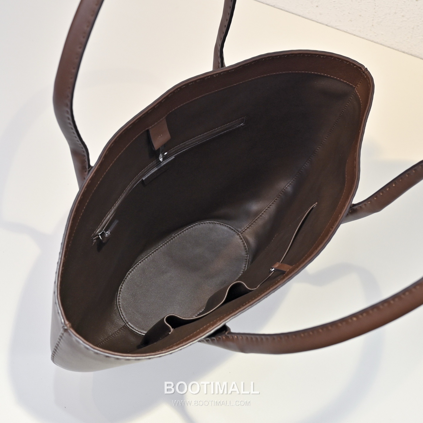 The Row Alger Calfskin Tote Bag with Curved Body and Long Handle Detail 더로우 알제르 카프스킨 커브드 바디 롱핸들 토트백 43cm 7