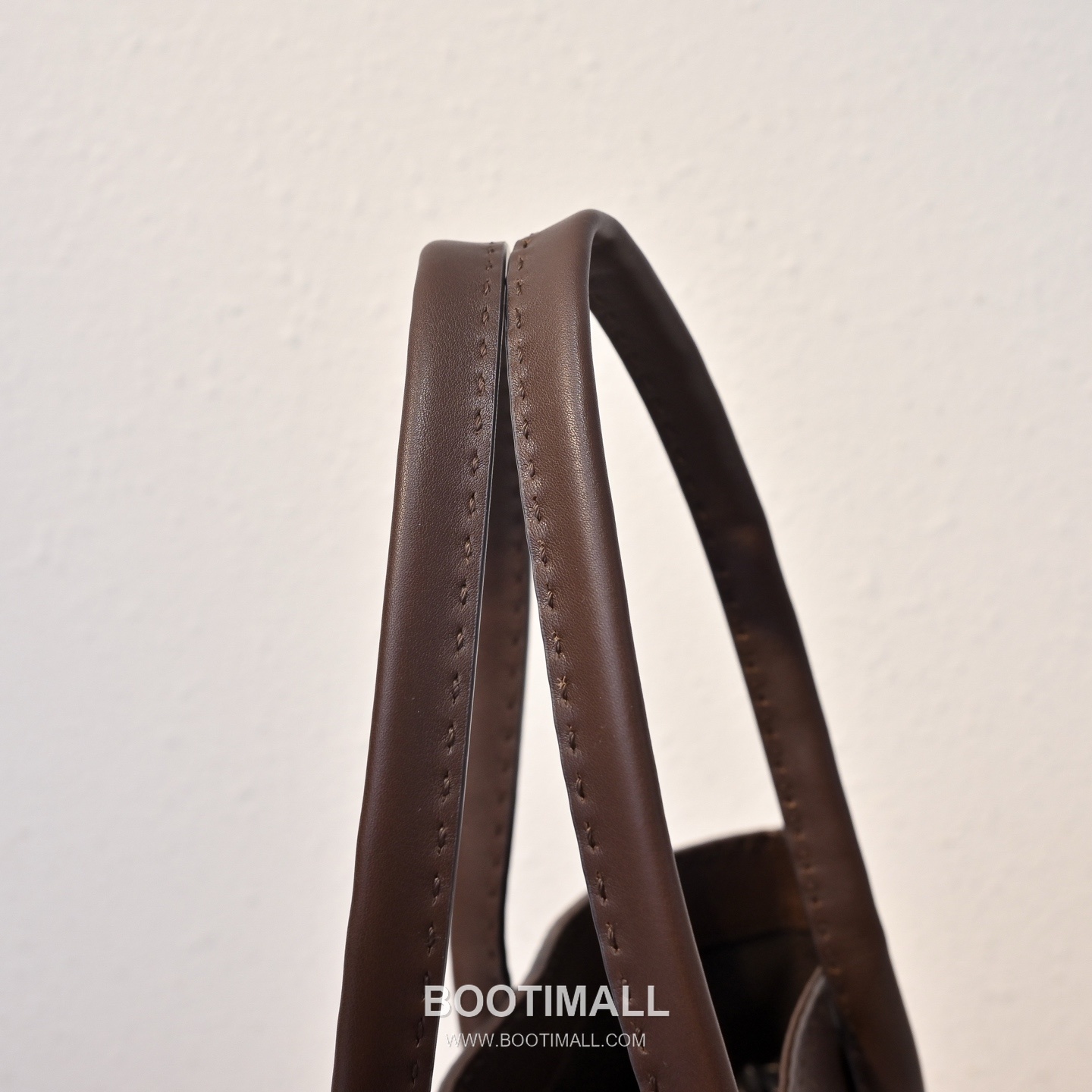 The Row Alger Calfskin Tote Bag with Curved Body and Long Handle Detail 더로우 알제르 카프스킨 커브드 바디 롱핸들 토트백 43cm 8