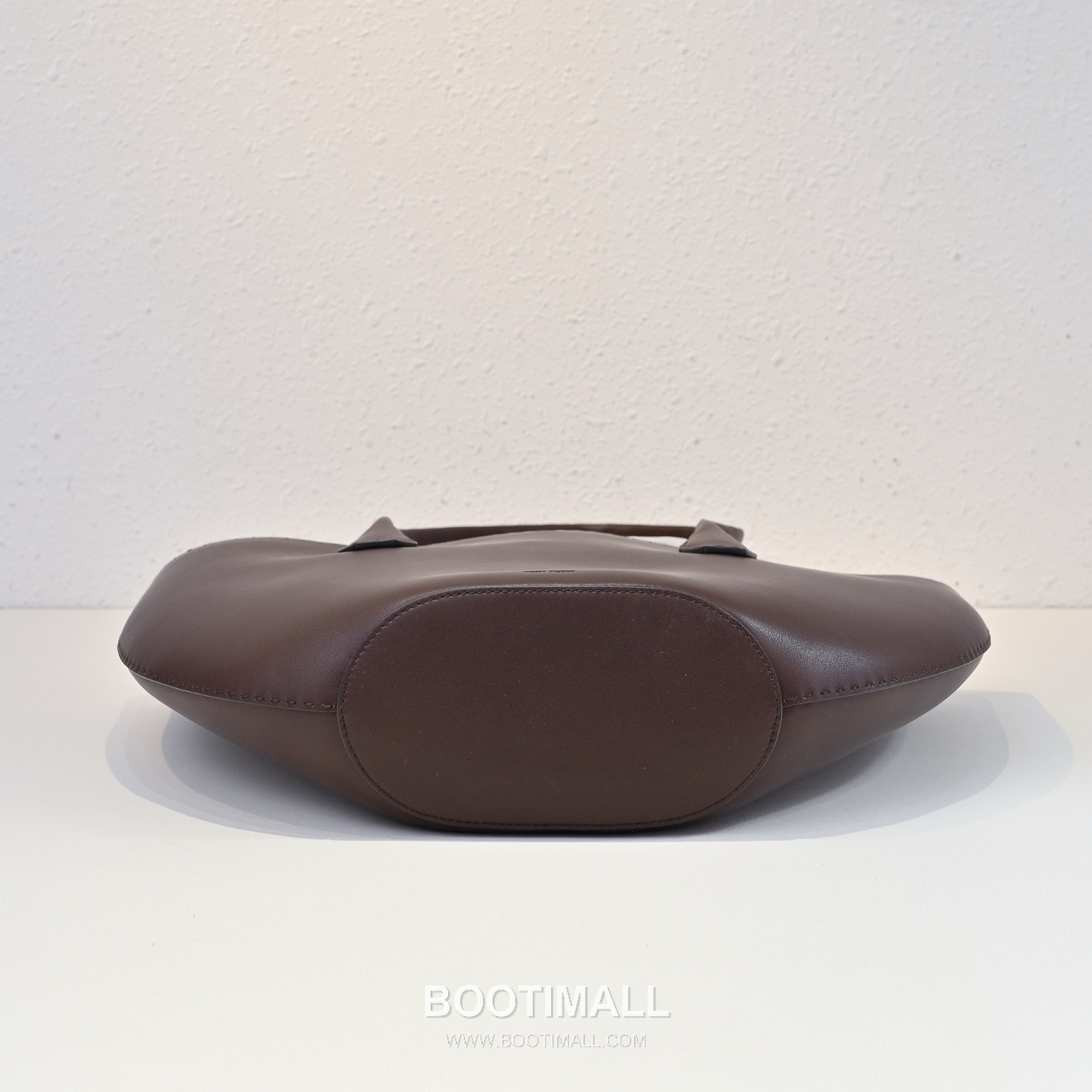 The Row Alger Calfskin Tote Bag with Curved Body and Long Handle Detail 더로우 알제르 카프스킨 커브드 바디 롱핸들 토트백 43cm 9