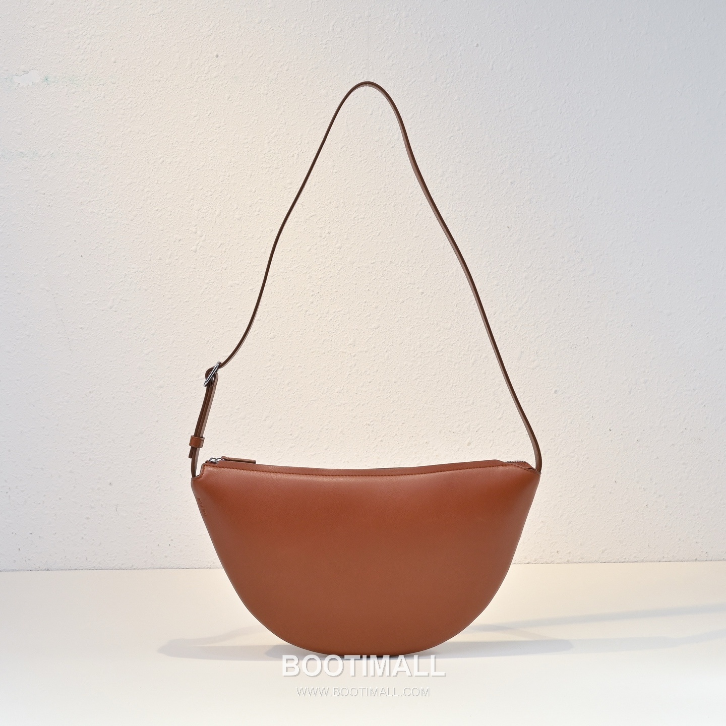 The Row Jouvette Calfskin Half Moon Crossbody Bag with Zip Closure Detail 더로우 주베트 카프스킨 하프문 지퍼 크로스백 36cm 1
