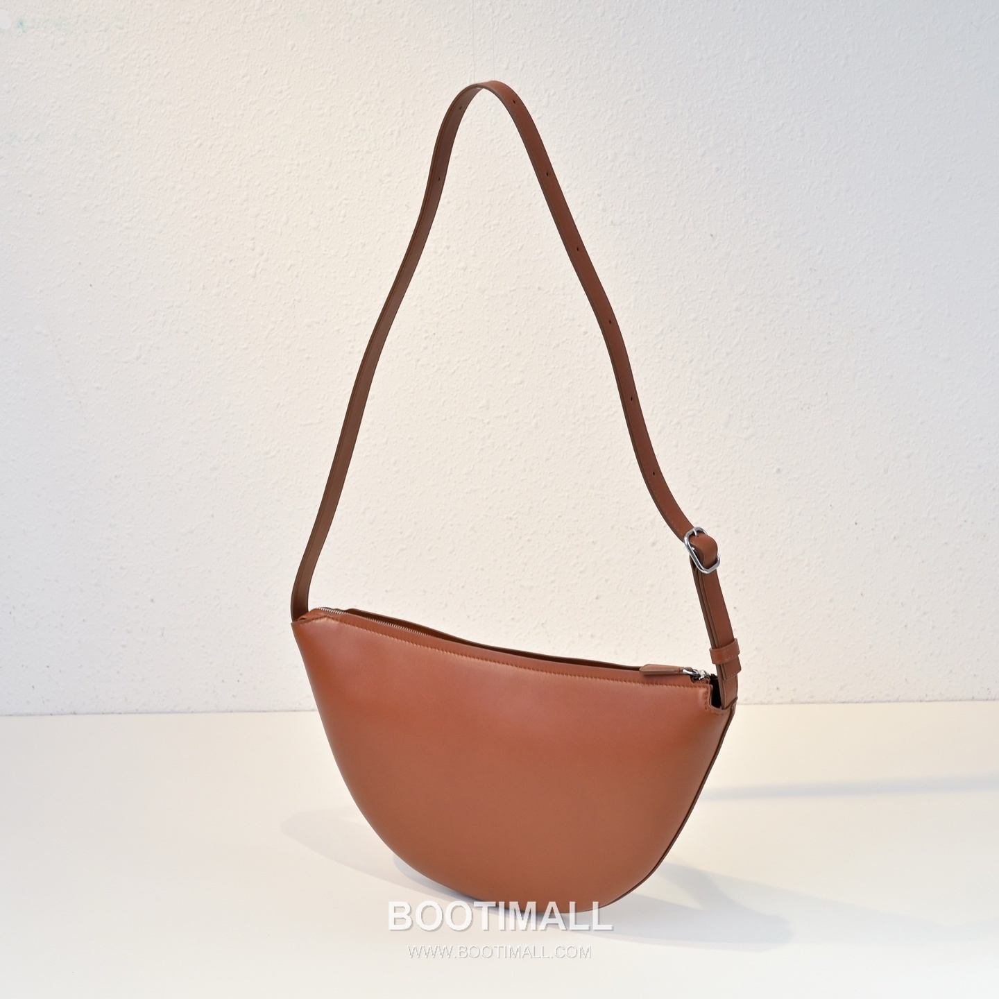 The Row Jouvette Calfskin Half Moon Crossbody Bag with Zip Closure Detail 더로우 주베트 카프스킨 하프문 지퍼 크로스백 36cm 2