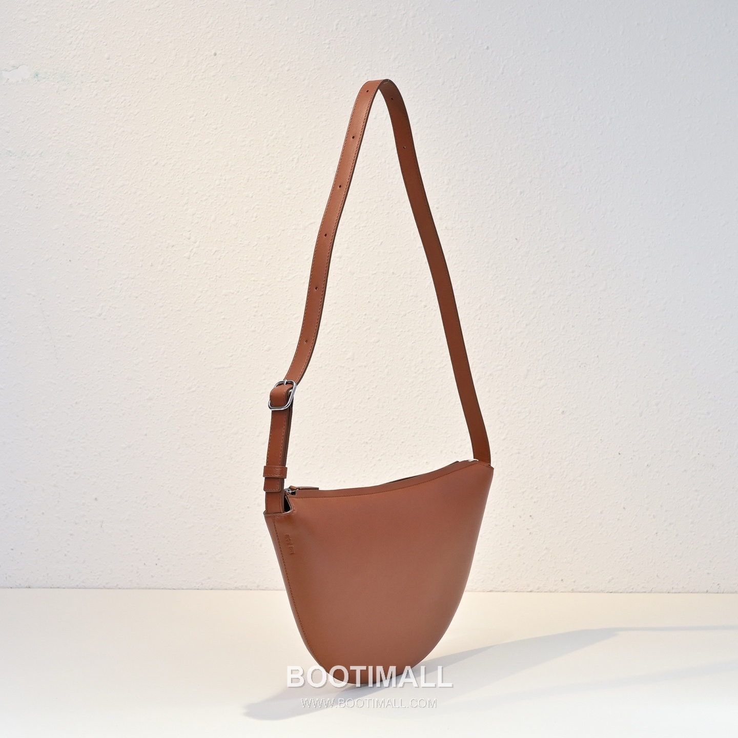The Row Jouvette Calfskin Half Moon Crossbody Bag with Zip Closure Detail 더로우 주베트 카프스킨 하프문 지퍼 크로스백 36cm 3