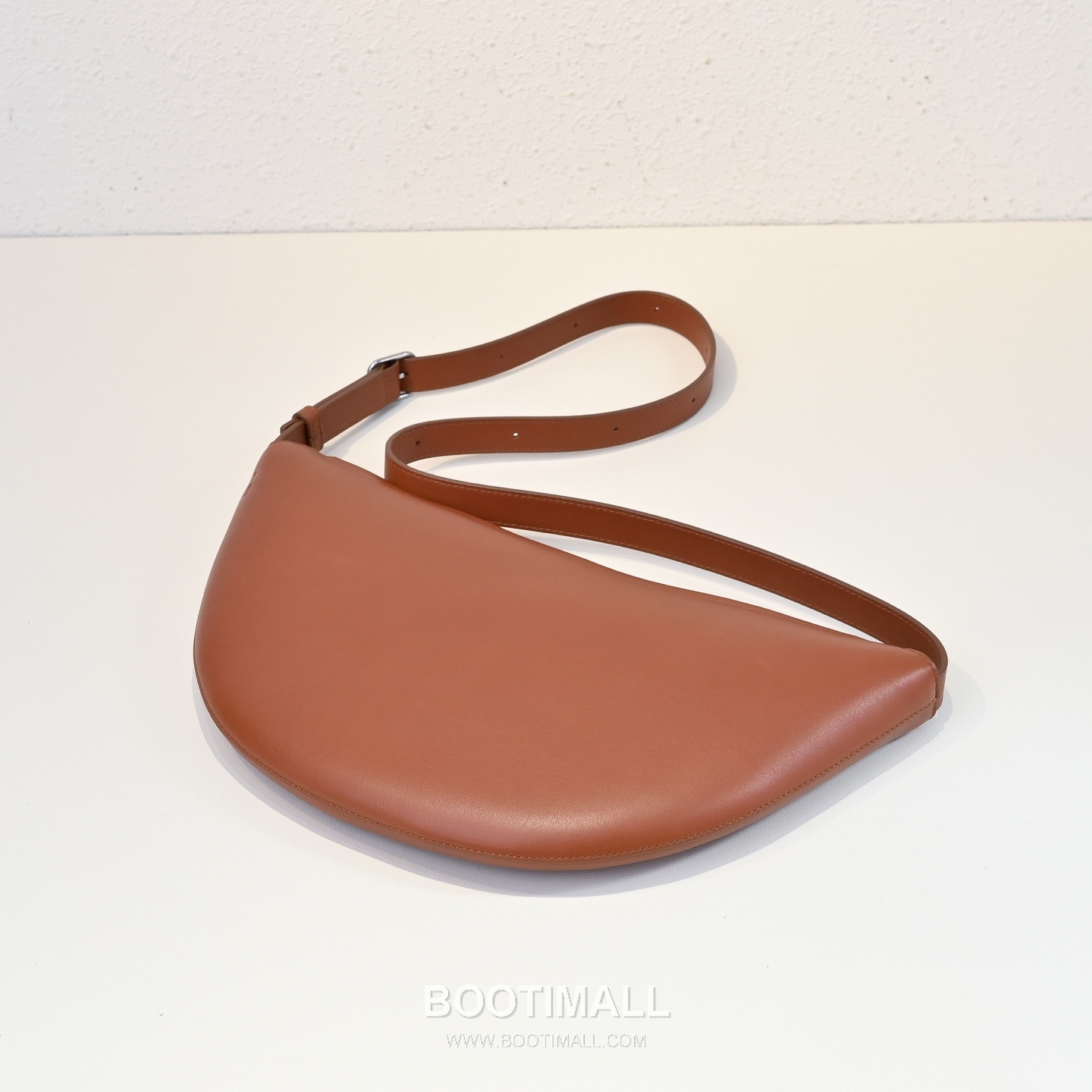 The Row Jouvette Calfskin Half Moon Crossbody Bag with Zip Closure Detail 더로우 주베트 카프스킨 하프문 지퍼 크로스백 36cm 4