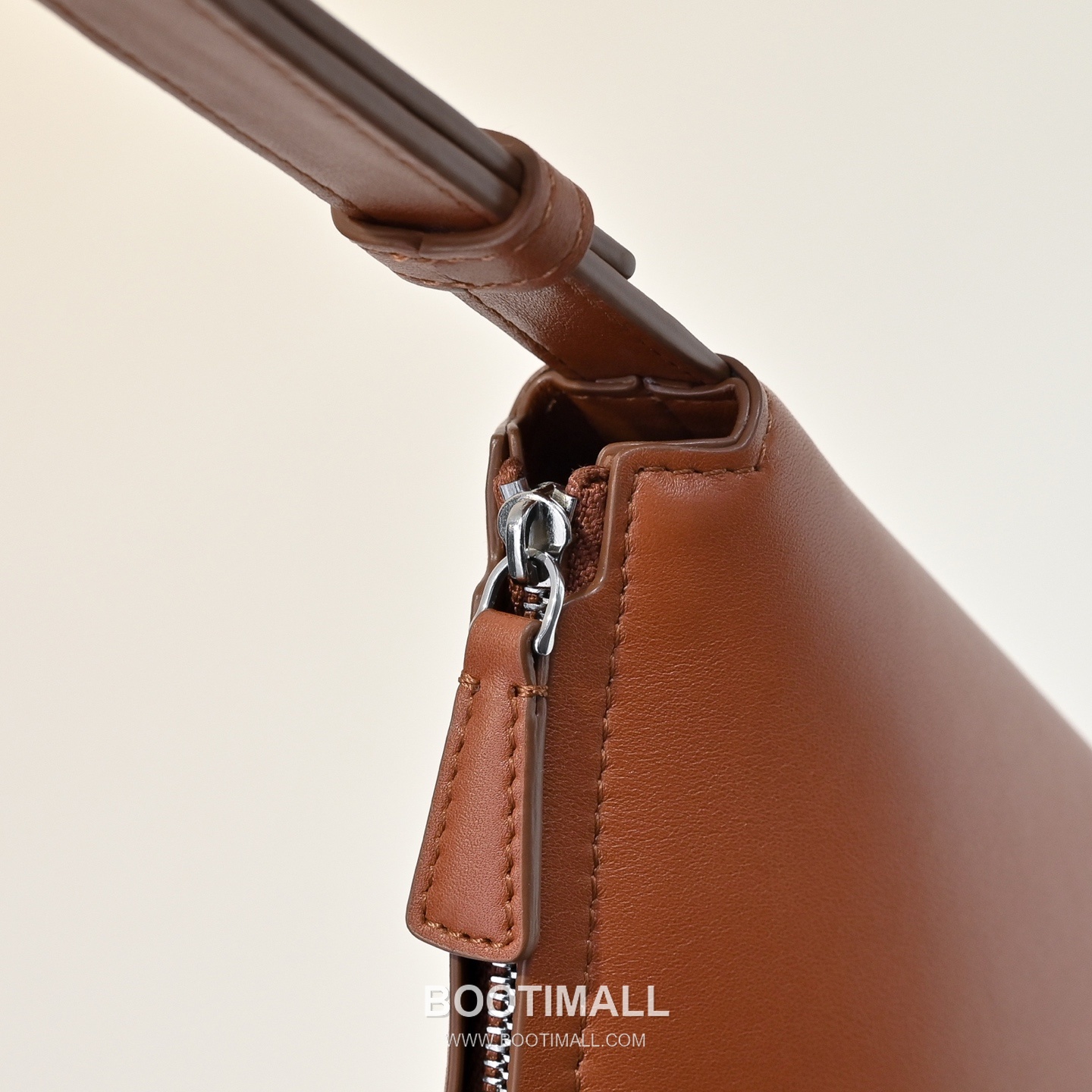 The Row Jouvette Calfskin Half Moon Crossbody Bag with Zip Closure Detail 더로우 주베트 카프스킨 하프문 지퍼 크로스백 36cm 5