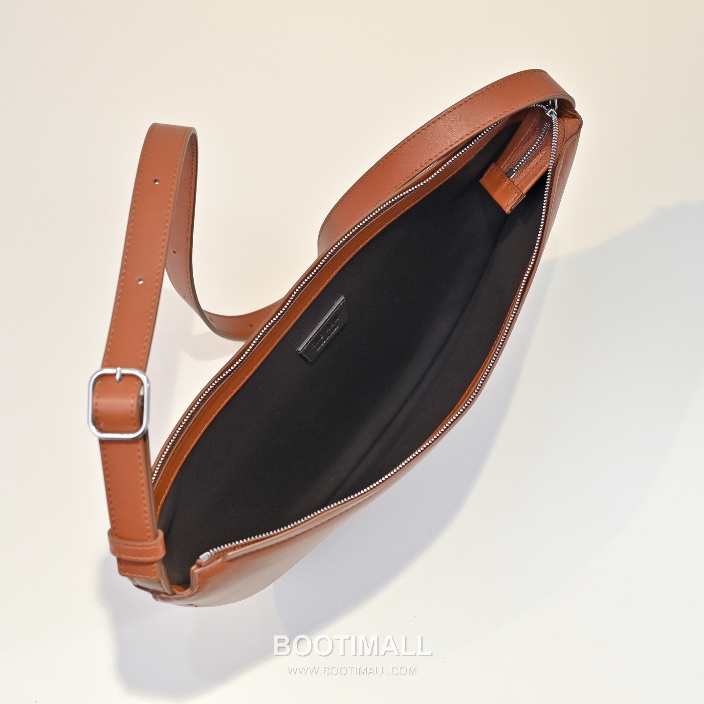 The Row Jouvette Calfskin Half Moon Crossbody Bag with Zip Closure Detail 더로우 주베트 카프스킨 하프문 지퍼 크로스백 36cm 6