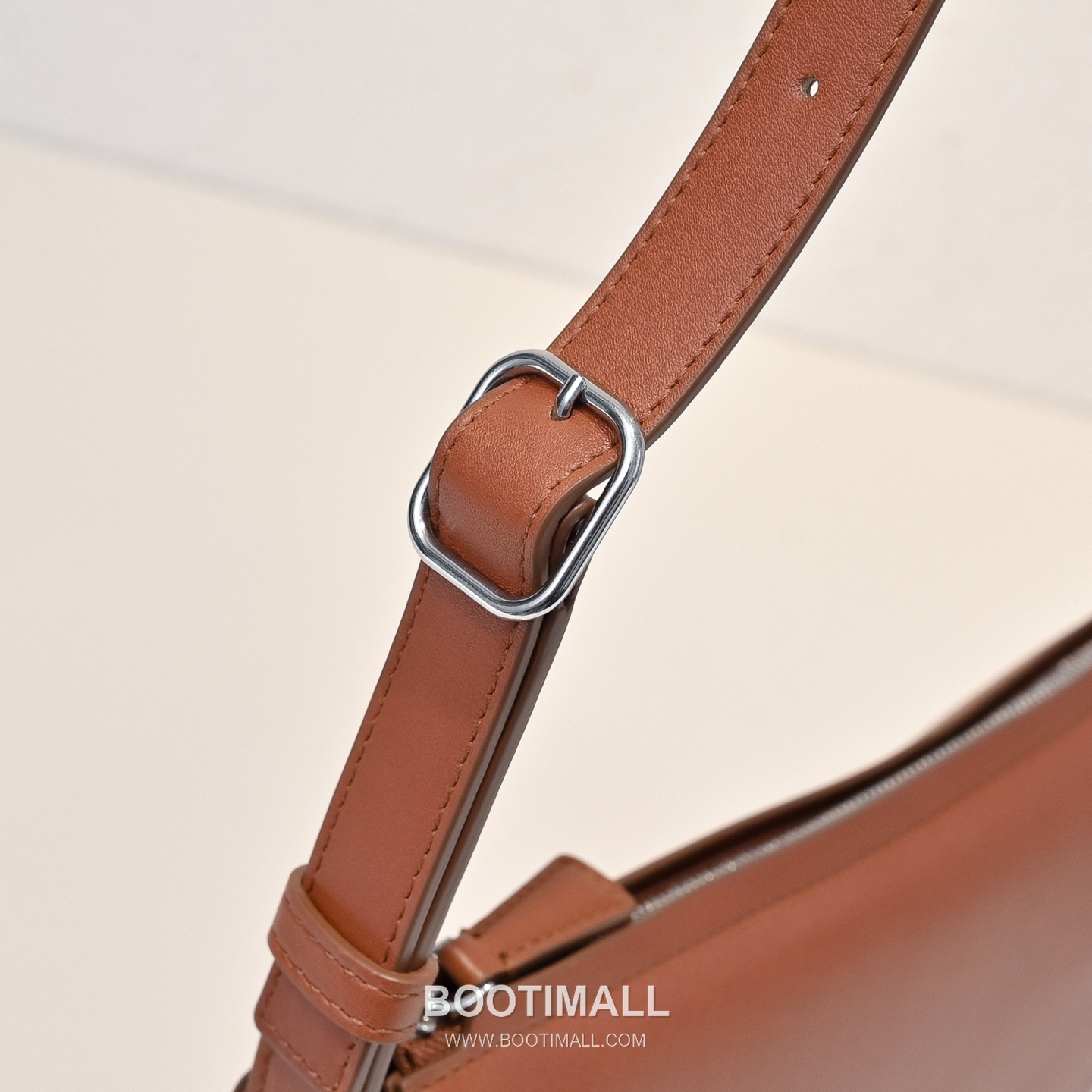 The Row Jouvette Calfskin Half Moon Crossbody Bag with Zip Closure Detail 더로우 주베트 카프스킨 하프문 지퍼 크로스백 36cm 9