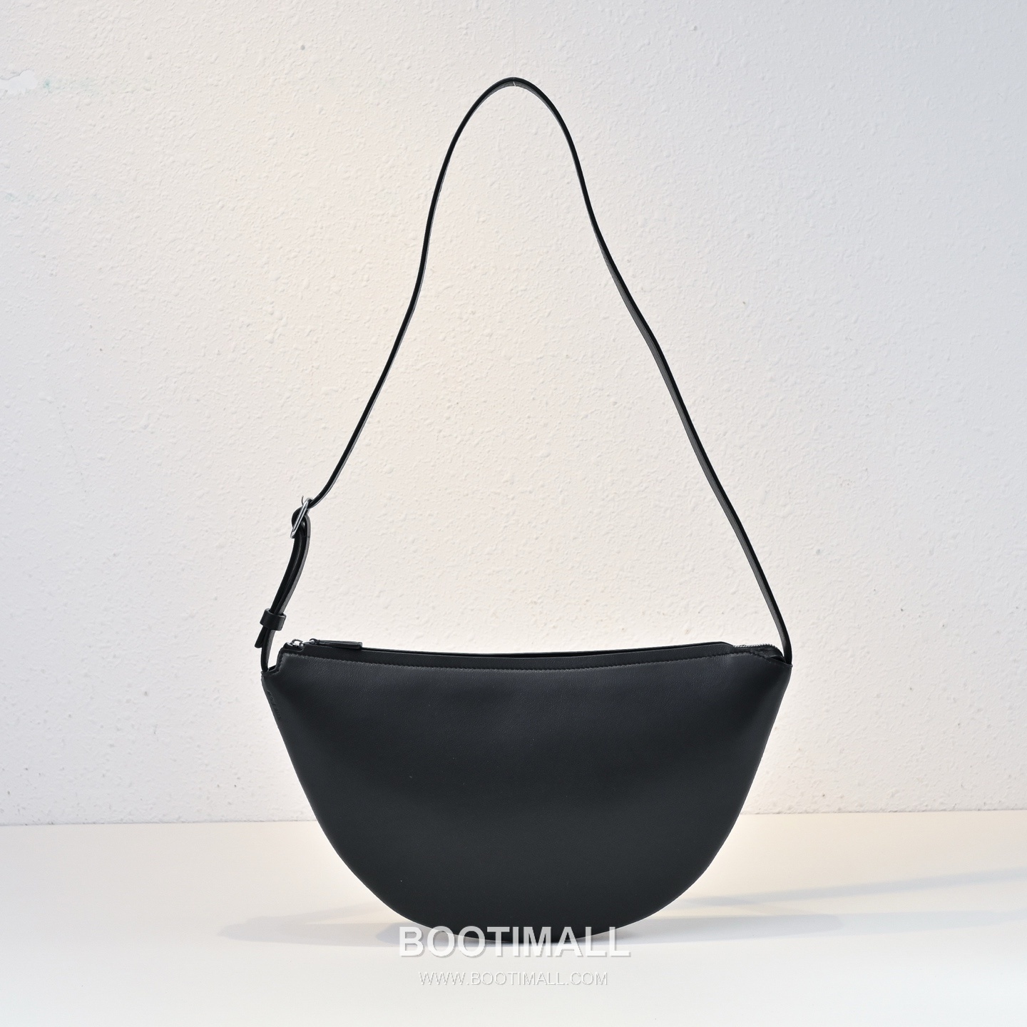 The Row Jouvette Calfskin Half Moon Crossbody Bag with Zip Closure Detail 더로우 주베트 카프스킨 하프문 지퍼 크로스백 36cm 1
