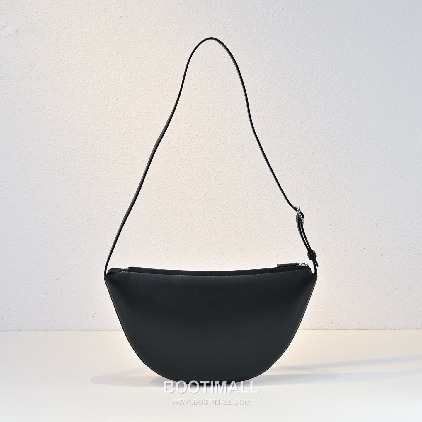The Row Jouvette Calfskin Half Moon Crossbody Bag with Zip Closure Detail 더로우 주베트 카프스킨 하프문 지퍼 크로스백 36cm 2