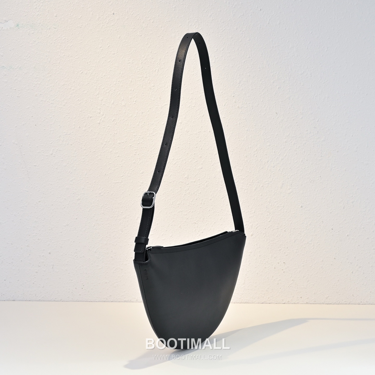 The Row Jouvette Calfskin Half Moon Crossbody Bag with Zip Closure Detail 더로우 주베트 카프스킨 하프문 지퍼 크로스백 36cm 3