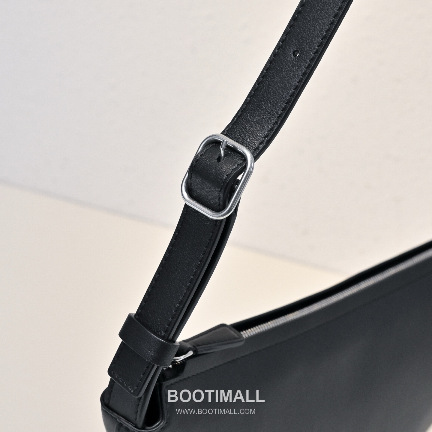 The Row Jouvette Calfskin Half Moon Crossbody Bag with Zip Closure Detail 더로우 주베트 카프스킨 하프문 지퍼 크로스백 36cm 4