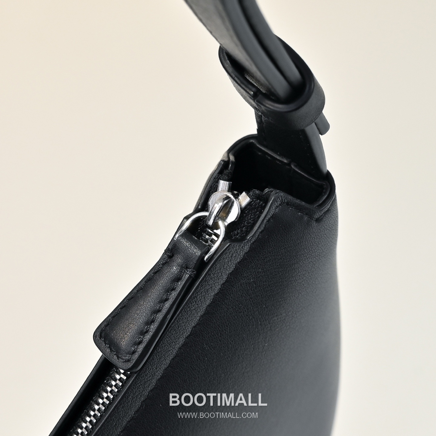 The Row Jouvette Calfskin Half Moon Crossbody Bag with Zip Closure Detail 더로우 주베트 카프스킨 하프문 지퍼 크로스백 36cm 5