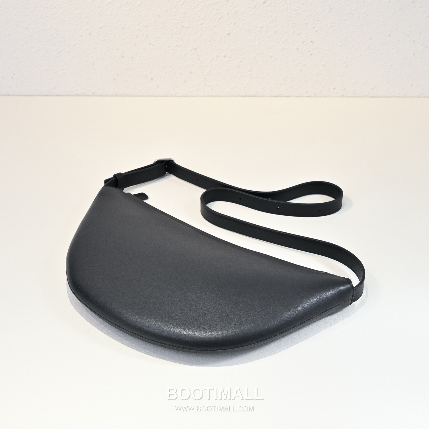 The Row Jouvette Calfskin Half Moon Crossbody Bag with Zip Closure Detail 더로우 주베트 카프스킨 하프문 지퍼 크로스백 36cm 7