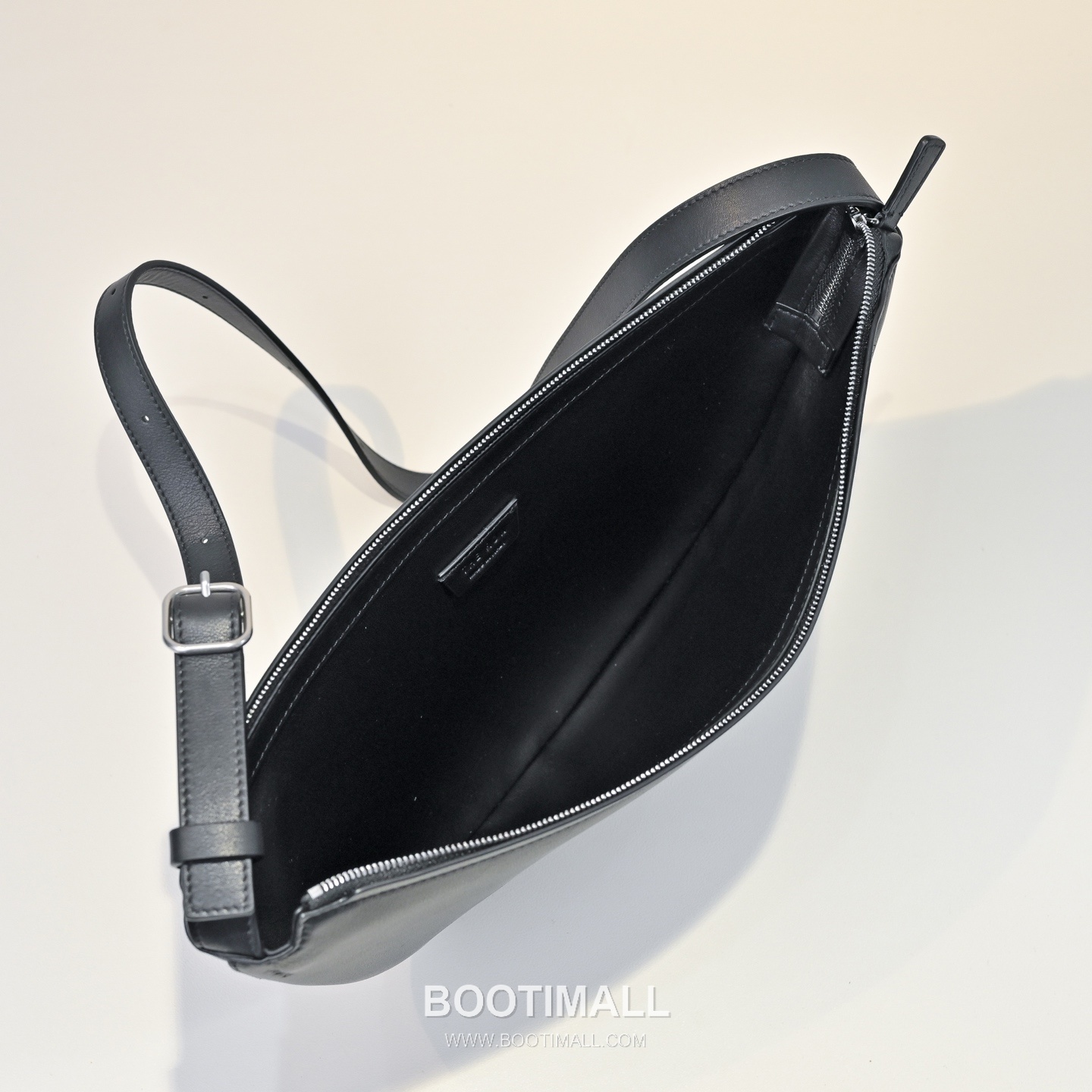 The Row Jouvette Calfskin Half Moon Crossbody Bag with Zip Closure Detail 더로우 주베트 카프스킨 하프문 지퍼 크로스백 36cm 9