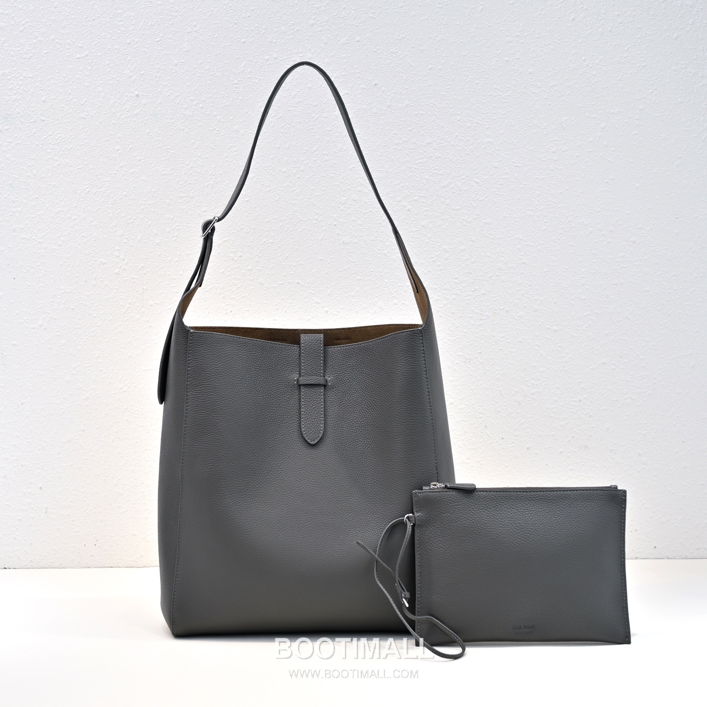 The Row Blake Pebbled Calfskin Hobo Bag with Side Pocket Detail 더로우 블레이크 페블드 카프스킨 사이드 포켓 호보백 31cm 1