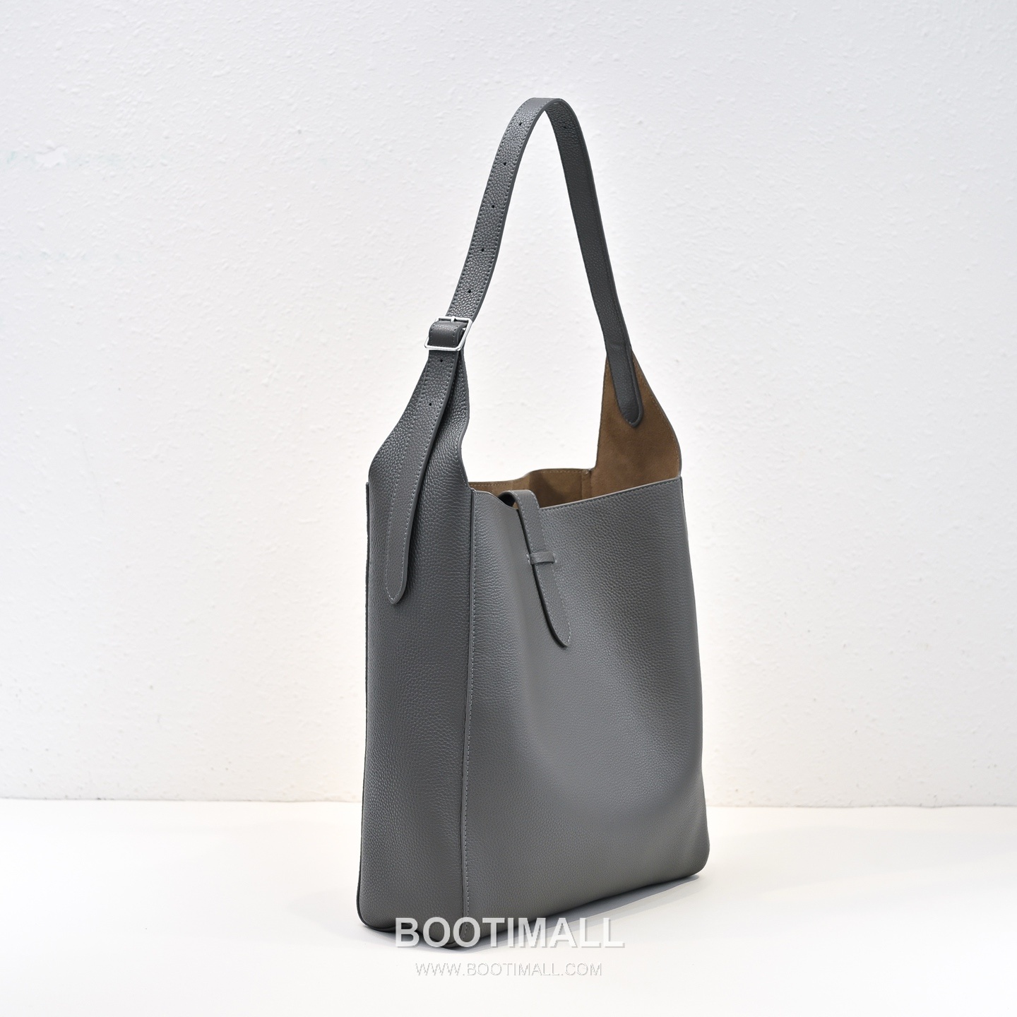 The Row Blake Pebbled Calfskin Hobo Bag with Side Pocket Detail 더로우 블레이크 페블드 카프스킨 사이드 포켓 호보백 31cm 3
