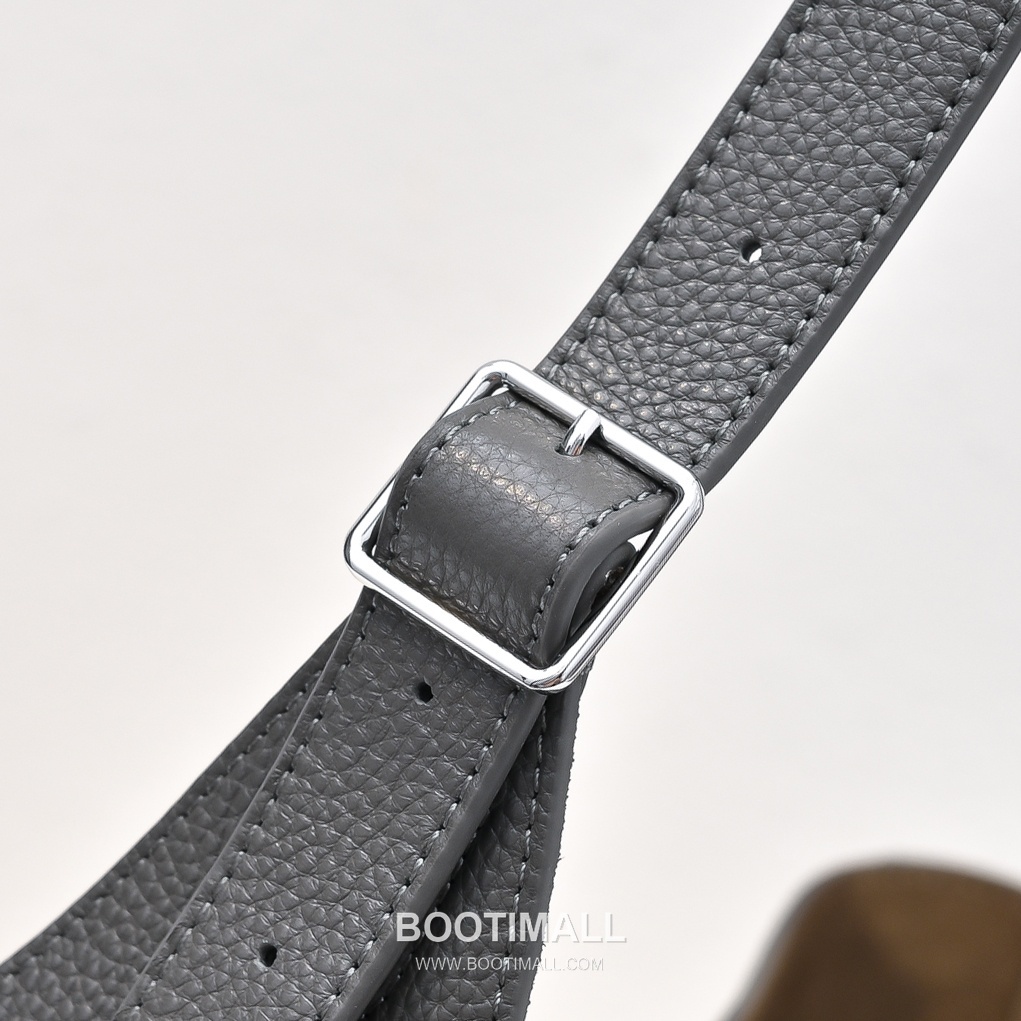 The Row Blake Pebbled Calfskin Hobo Bag with Side Pocket Detail 더로우 블레이크 페블드 카프스킨 사이드 포켓 호보백 31cm 5