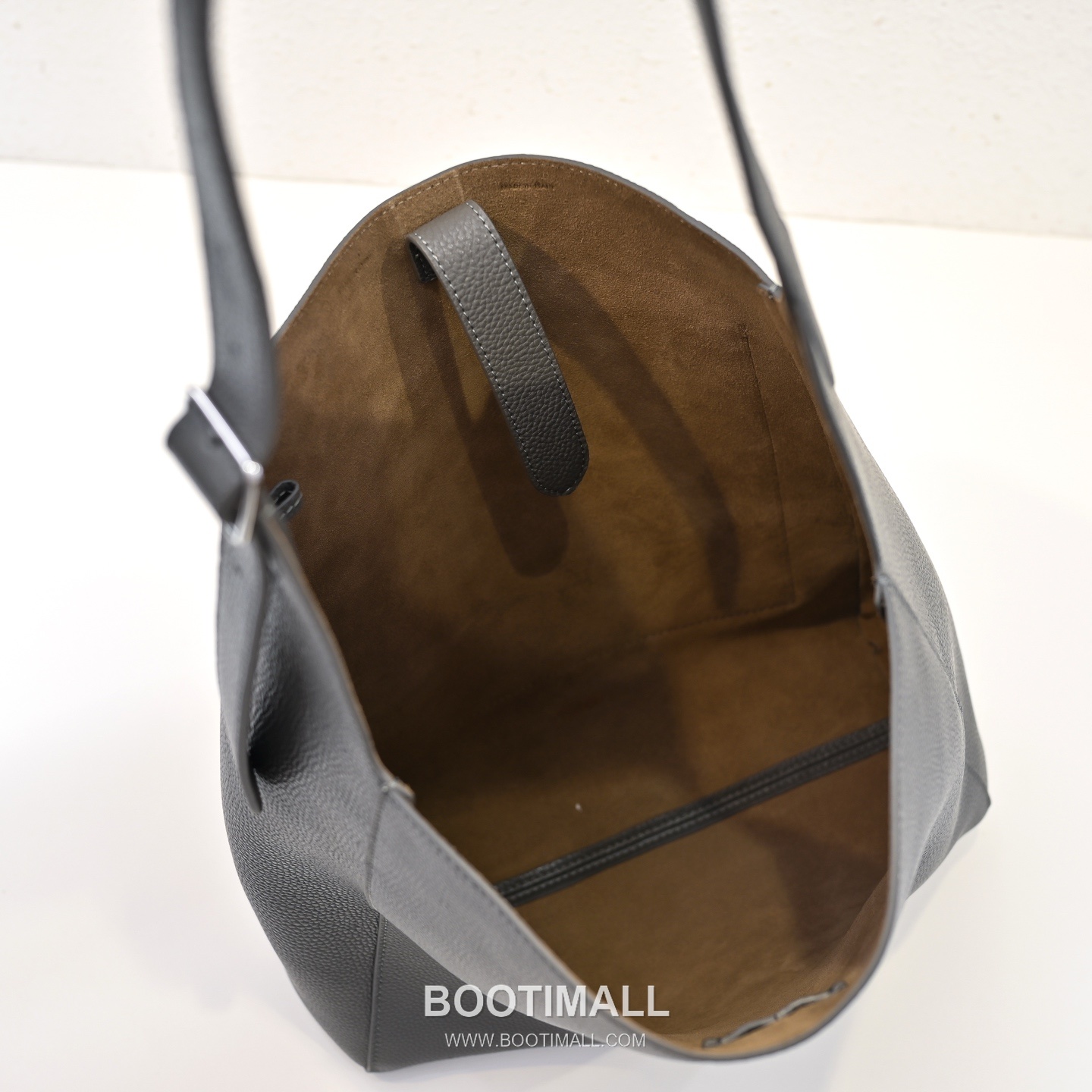 The Row Blake Pebbled Calfskin Hobo Bag with Side Pocket Detail 더로우 블레이크 페블드 카프스킨 사이드 포켓 호보백 31cm 8