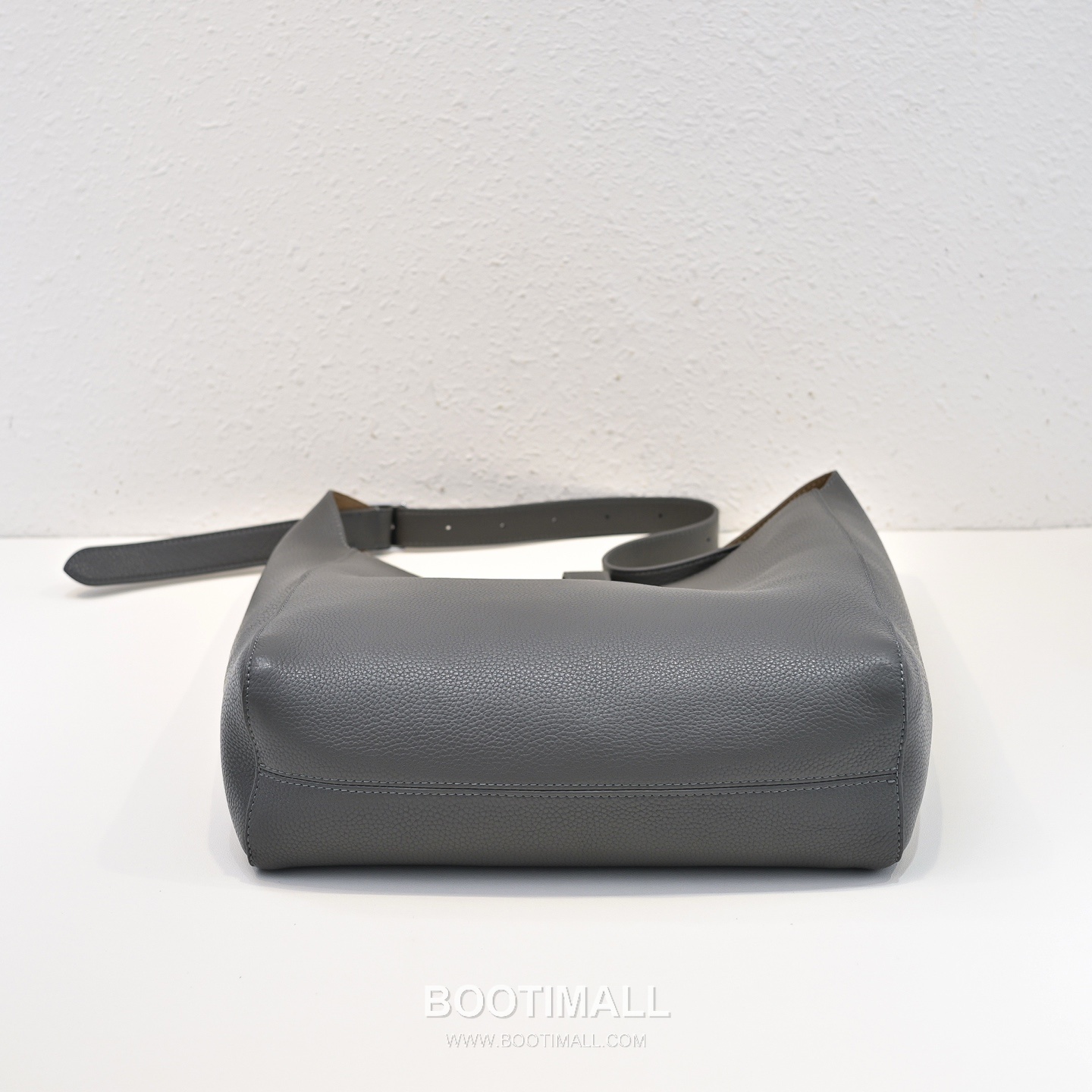 The Row Blake Pebbled Calfskin Hobo Bag with Side Pocket Detail 더로우 블레이크 페블드 카프스킨 사이드 포켓 호보백 31cm 9