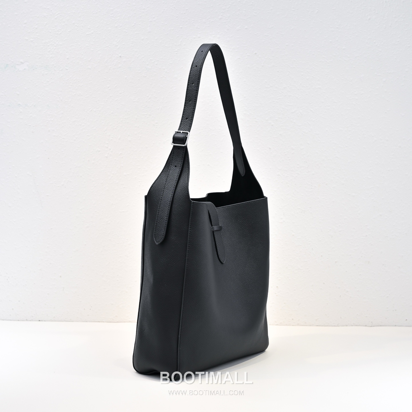 The Row Blake Pebbled Calfskin Hobo Bag with Side Pocket Detail 더로우 블레이크 페블드 카프스킨 사이드 포켓 호보백 31cm 3