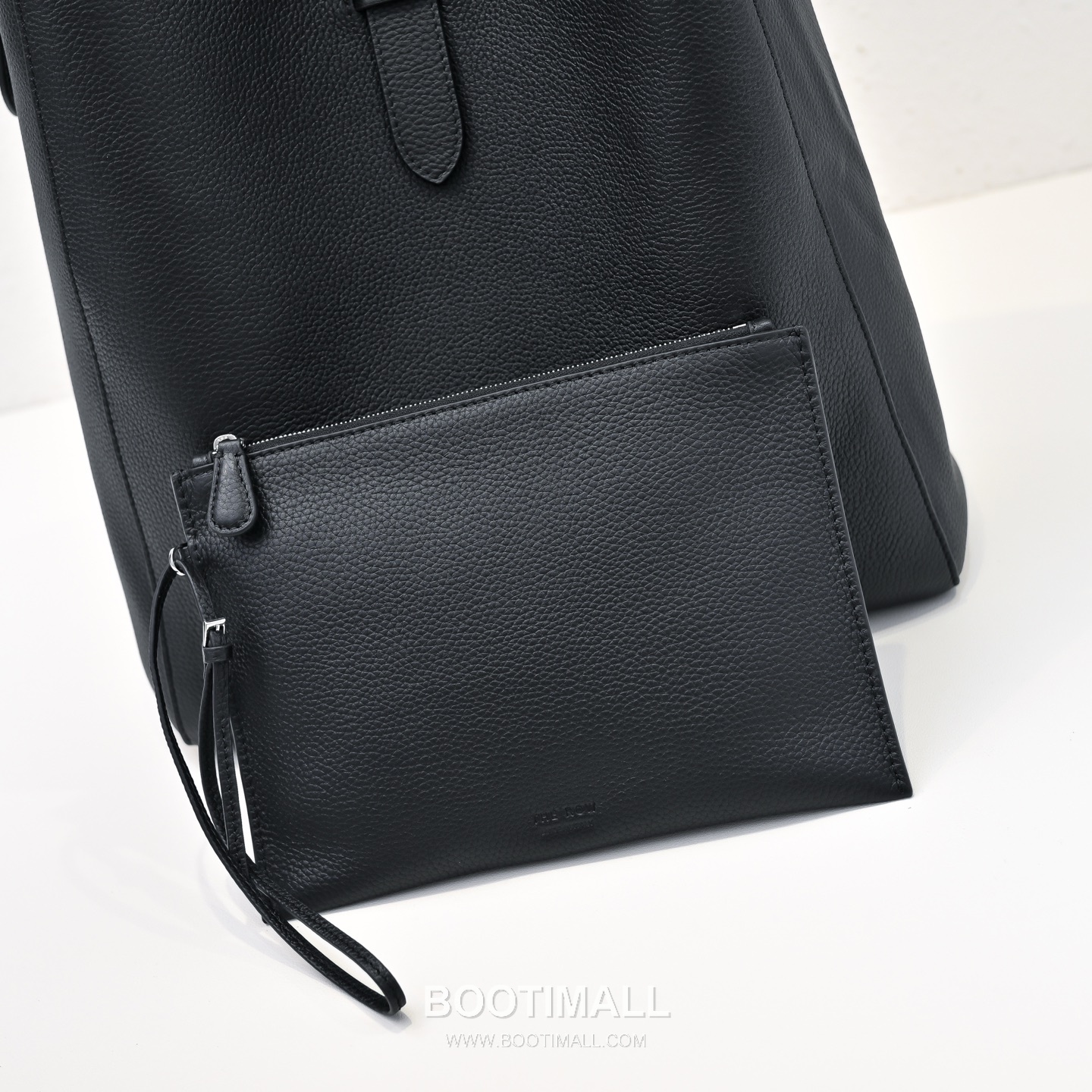 The Row Blake Pebbled Calfskin Hobo Bag with Side Pocket Detail 더로우 블레이크 페블드 카프스킨 사이드 포켓 호보백 31cm 6