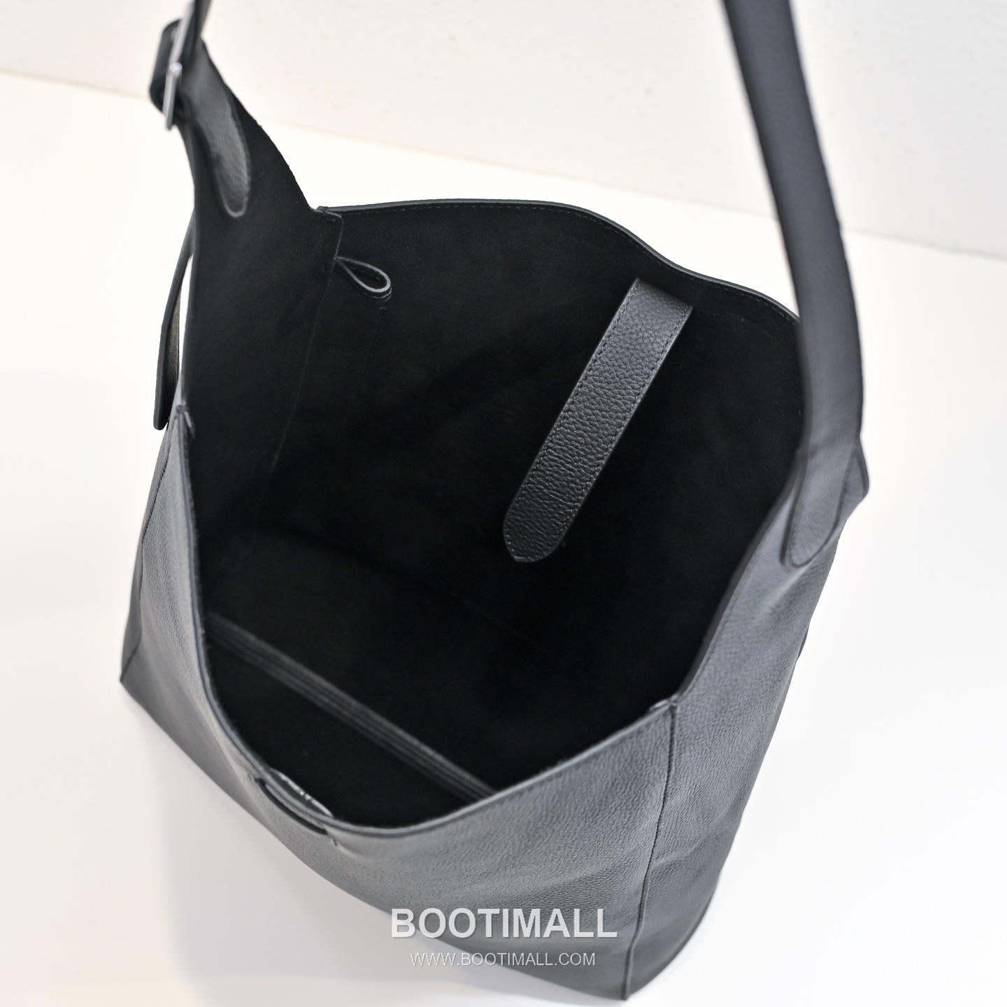 The Row Blake Pebbled Calfskin Hobo Bag with Side Pocket Detail 더로우 블레이크 페블드 카프스킨 사이드 포켓 호보백 31cm 8