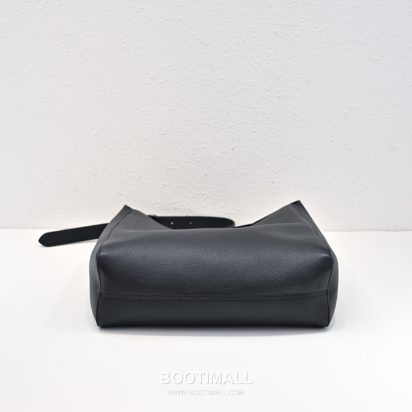The Row Blake Pebbled Calfskin Hobo Bag with Side Pocket Detail 더로우 블레이크 페블드 카프스킨 사이드 포켓 호보백 31cm 9
