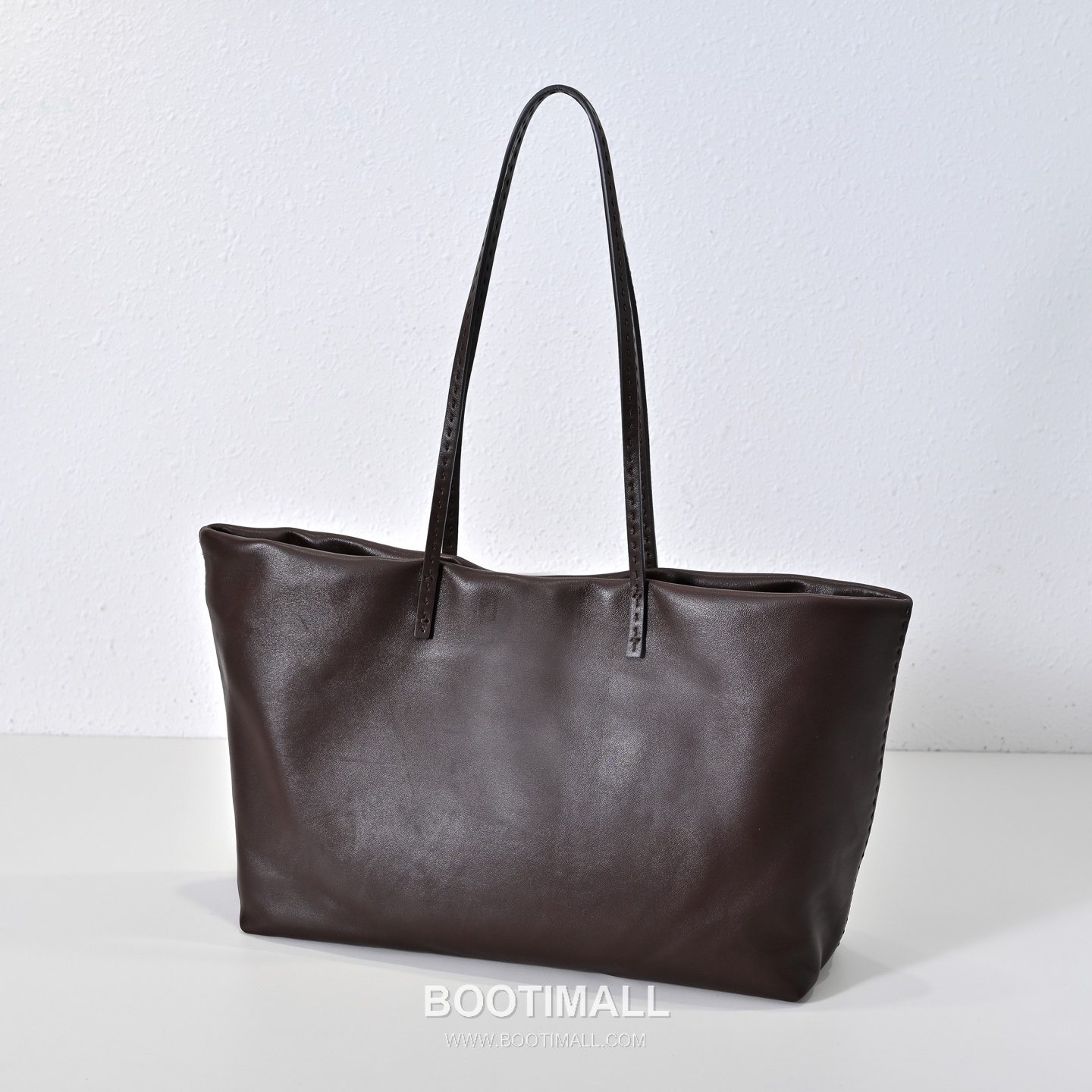 The Row Nuance Lambskin Tote Bag with External Stitch Detail 더로우 뉴앙스 램스킨 외부 스티치 토트백 47cm 2