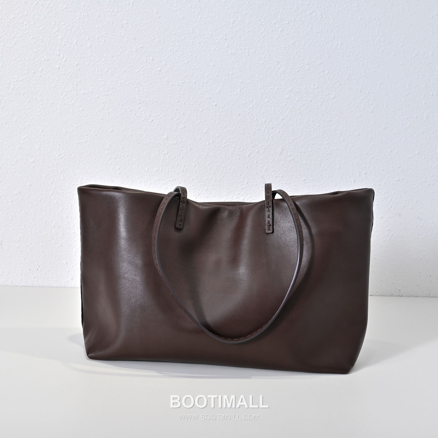 The Row Nuance Lambskin Tote Bag with External Stitch Detail 더로우 뉴앙스 램스킨 외부 스티치 토트백 47cm 3