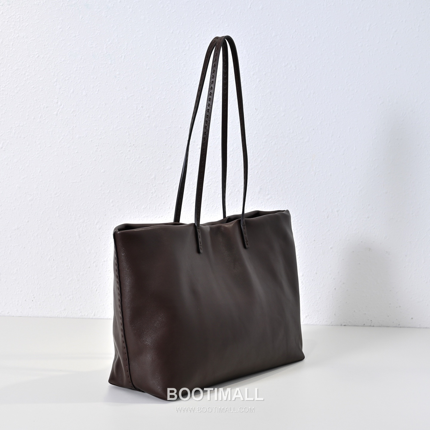The Row Nuance Lambskin Tote Bag with External Stitch Detail 더로우 뉴앙스 램스킨 외부 스티치 토트백 47cm 4