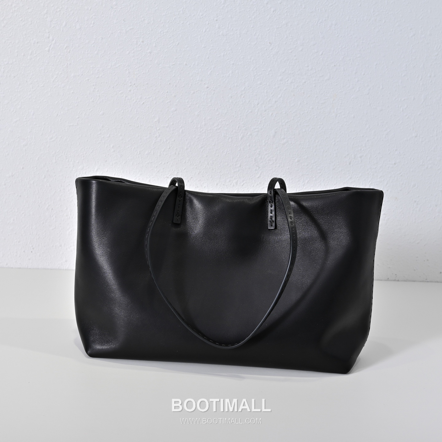The Row Nuance Lambskin Tote Bag with External Stitch Detail 더로우 뉴앙스 램스킨 외부 스티치 토트백 47cm 2