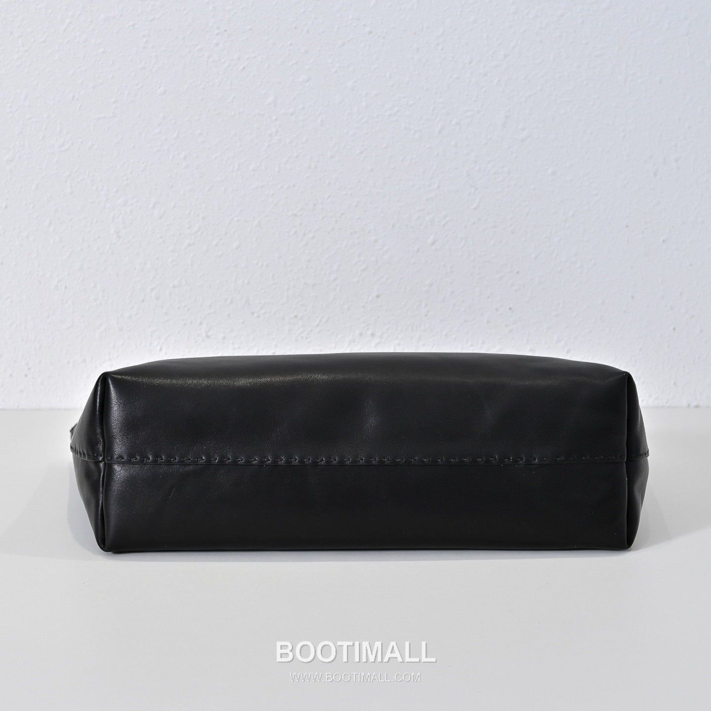 The Row Nuance Lambskin Tote Bag with External Stitch Detail 더로우 뉴앙스 램스킨 외부 스티치 토트백 47cm 9