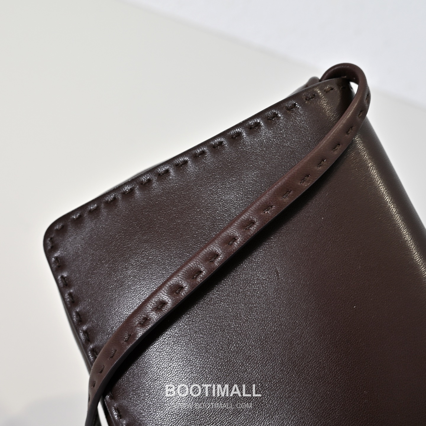 The Row Nuance Lambskin Tote Bag with External Stitch Detail 더로우 뉴앙스 램스킨 외부 스티치 토트백 29cm 6
