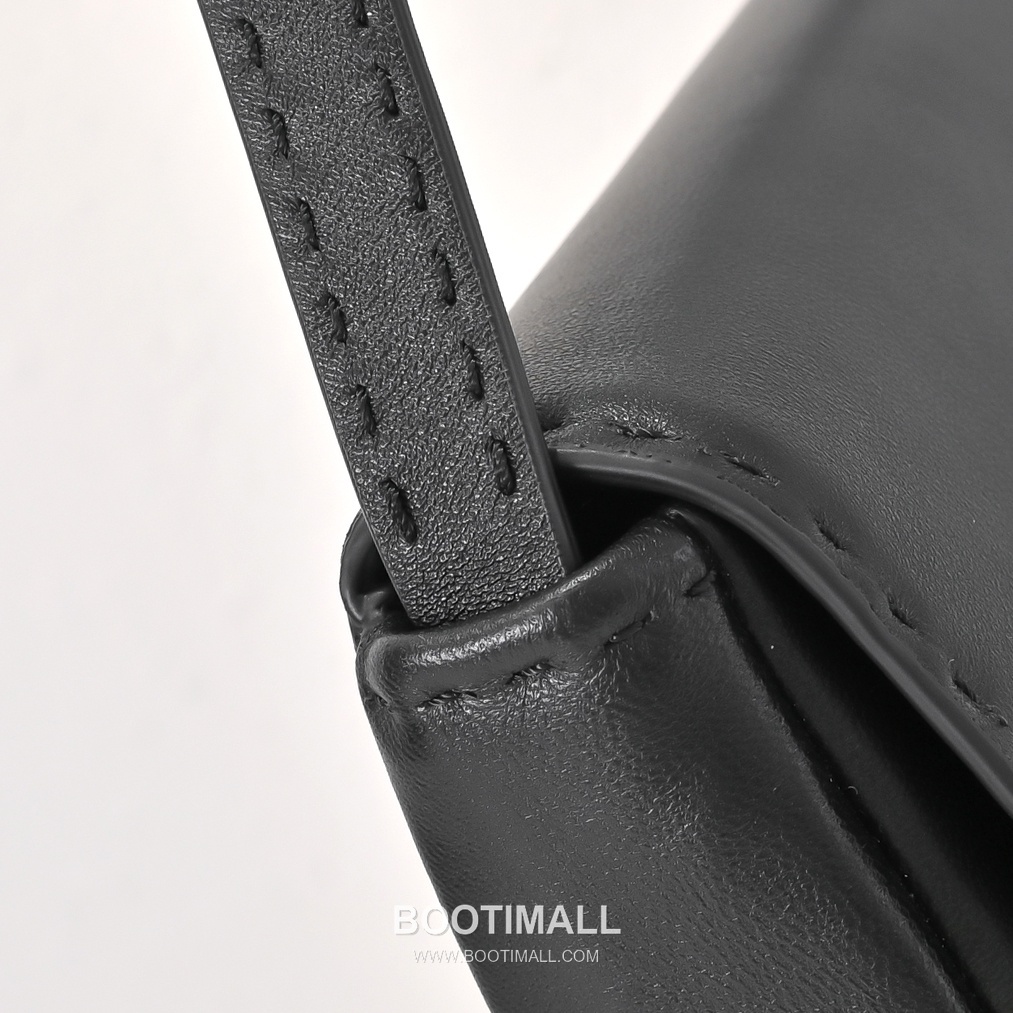 The Row Lambskin Tote Bag with Hand Stitch Detail 더로우 램스킨 핸드 스티치 토트백 29cm 4